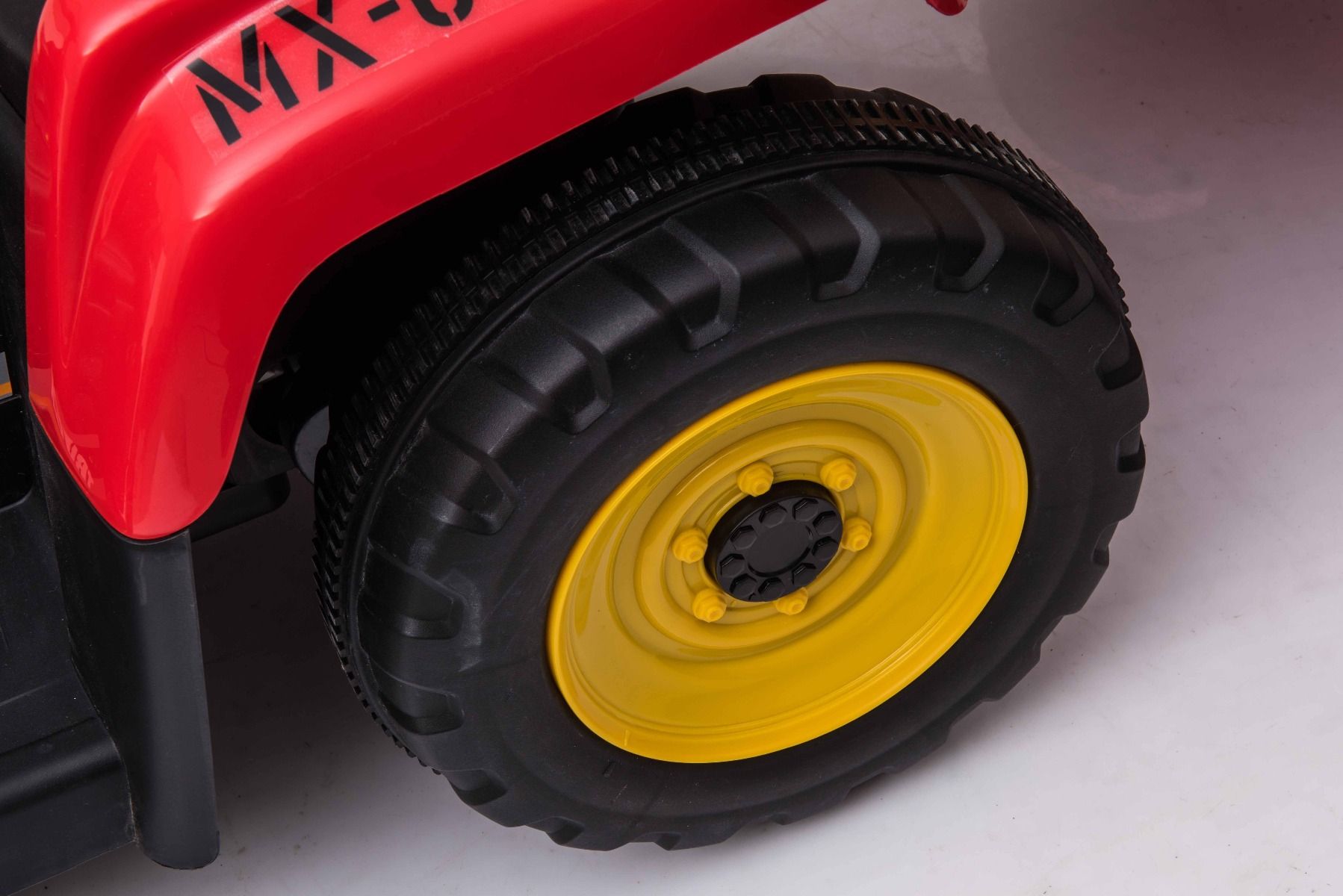 Tracteur électrique WORKERS avec remorque, rouge, traction arrière, batterie 12V, roues Plastique, siège large, télécommande 2,4 GHz, lecteur MP3 avec entrée USB , lumières LED