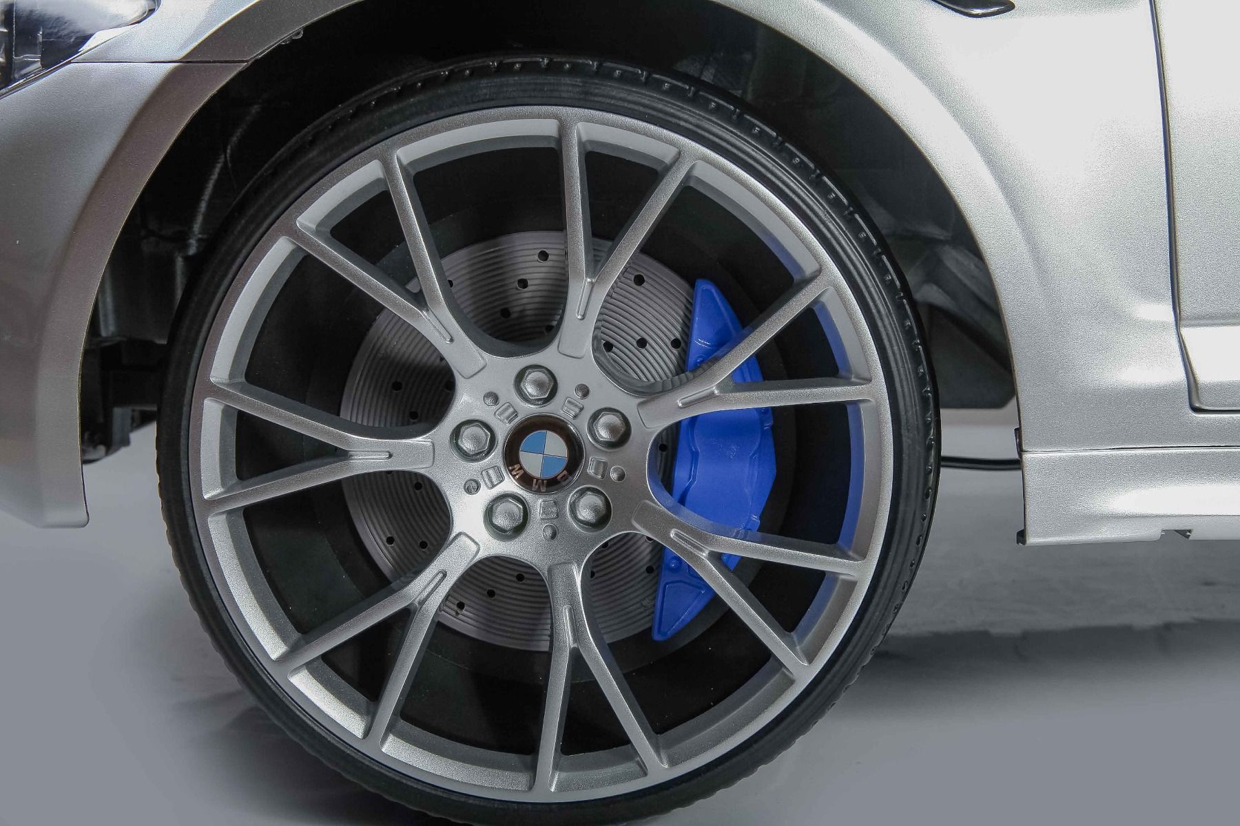 Voiture électrique enfants 24V BMW M5, métal laqué, licence d'origine, avec télécommande 2,4 Ghz