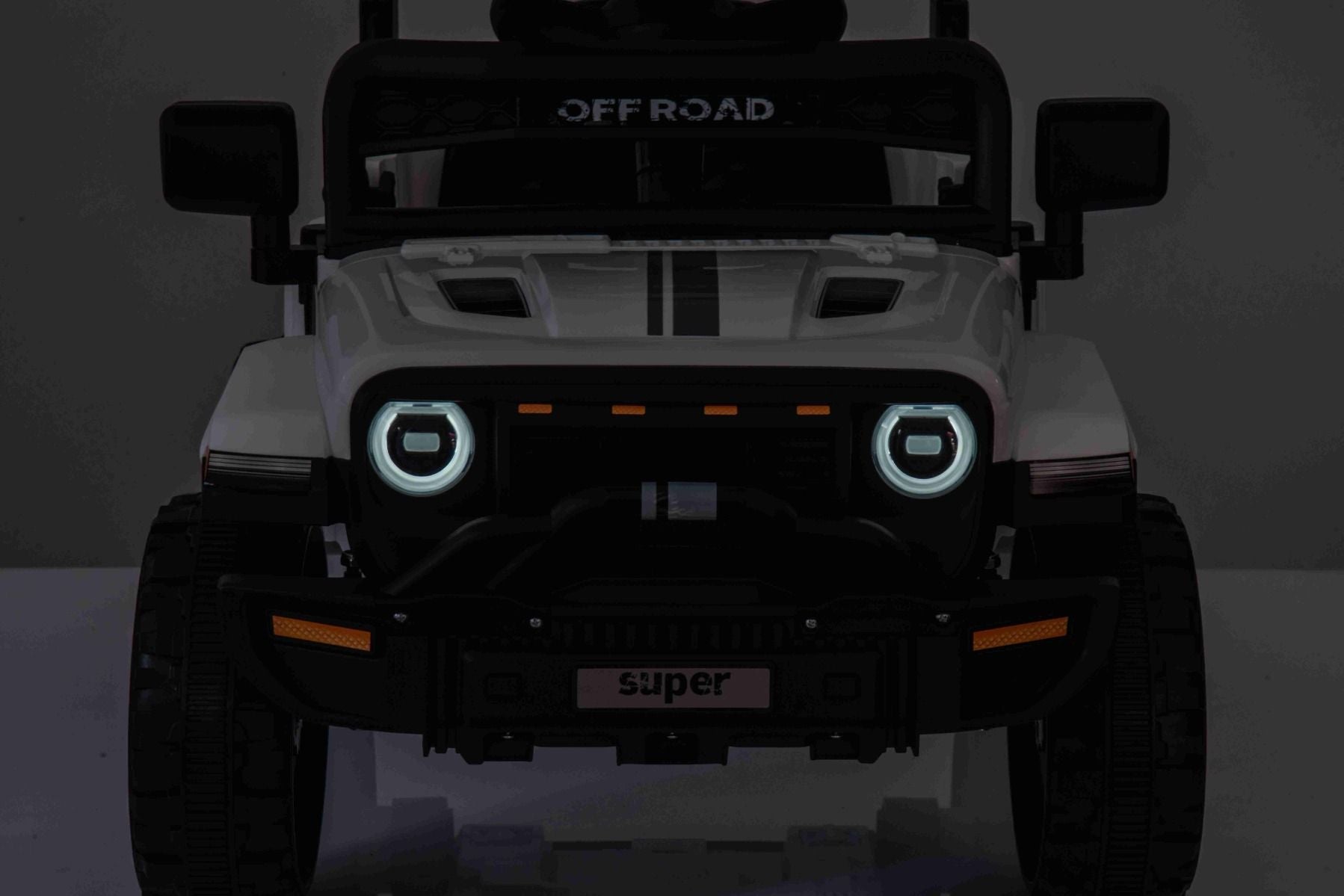 Voiture électrique pour enfants OFFROAD NEW avec traction arrière, blanche, batterie lithium, châssis haut, siège large, suspension arrière, télécommande 2,4 GHz, lumières LED