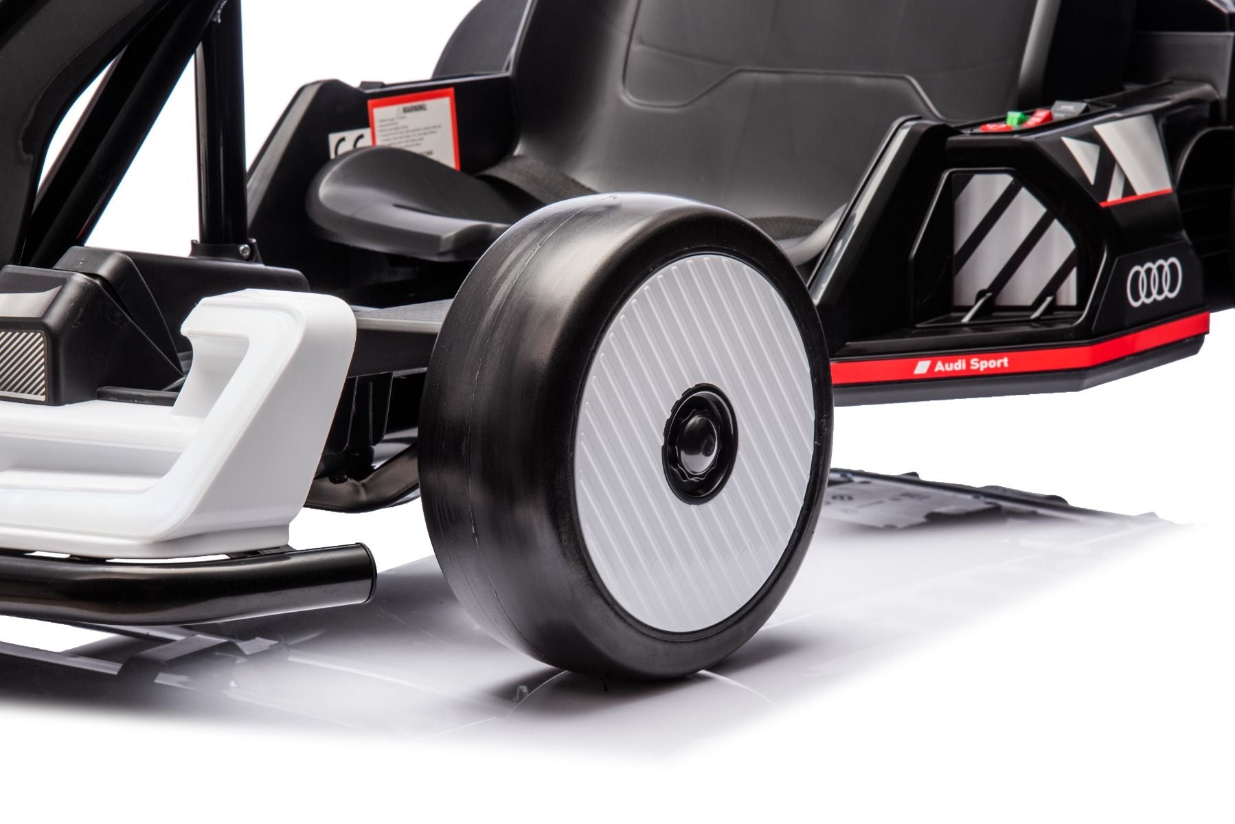 Kart Drift sous licence AUDI 24V, blanc, lumières LED, moteur 2 x 150W, mode Drift avec une vitesse de 12 Km/h, batterie 24V, construction en acier solide, siège réglable, lecteur MP3