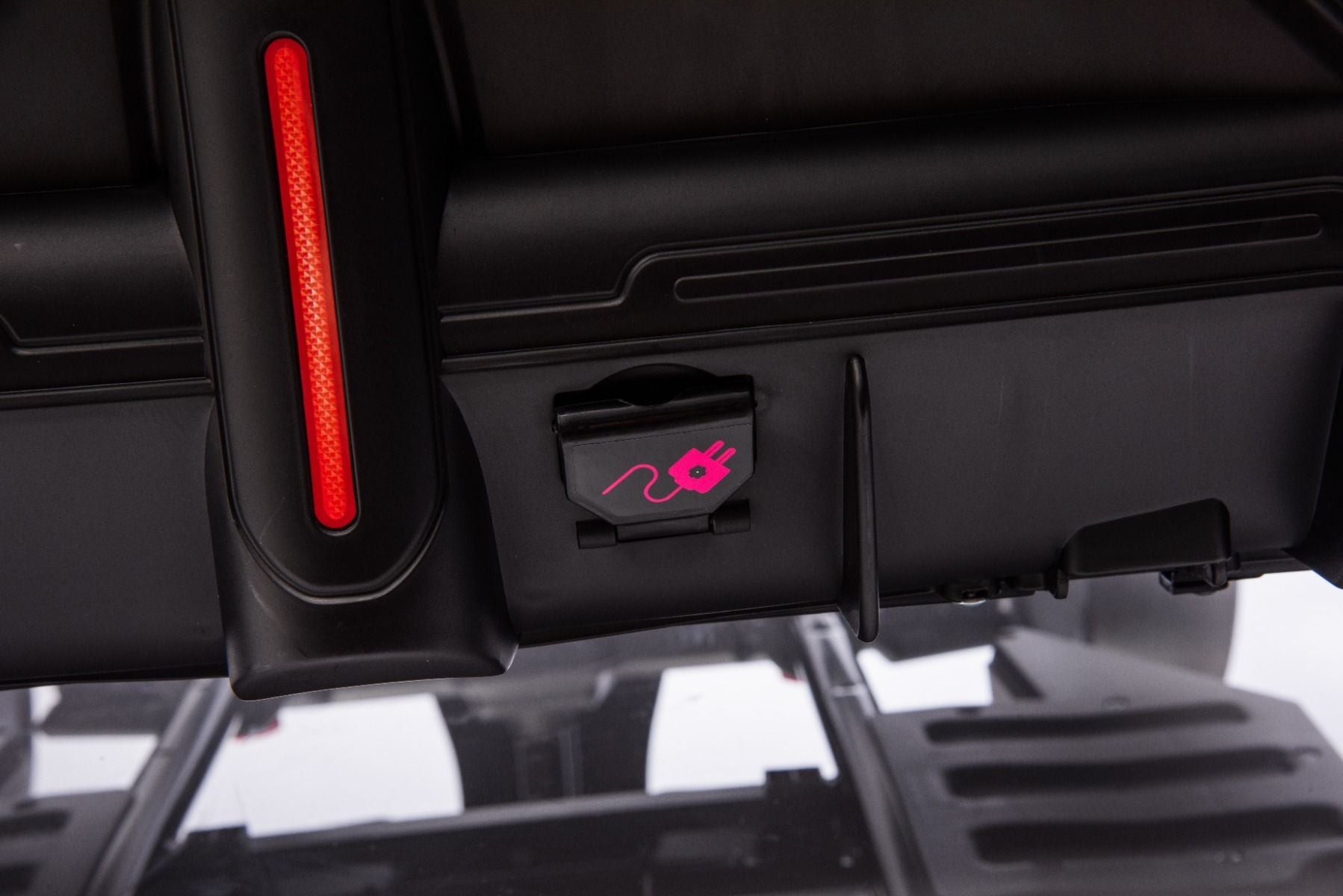 Kart Drift sous licence AUDI 24V, blanc, lumières LED, moteur 2 x 150W, mode Drift avec une vitesse de 12 Km/h, batterie 24V, construction en acier solide, siège réglable, lecteur MP3