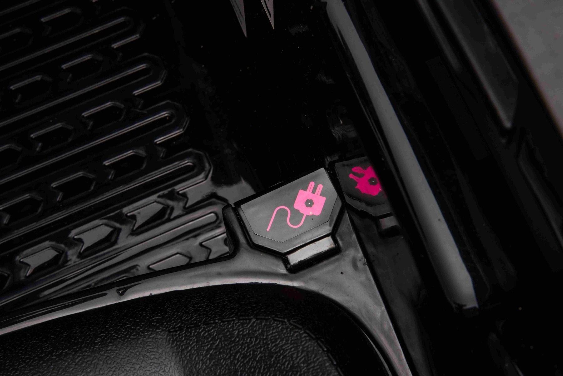 Voiture électrique à conducteur porté Audi Q7 noir, Monoplace, Suspension indépendante, Batterie 12V, Télécommande, Moteur 2 x 35W, Lumières LED, Lecteur MP3 avec entrée USB/AUX, Licence