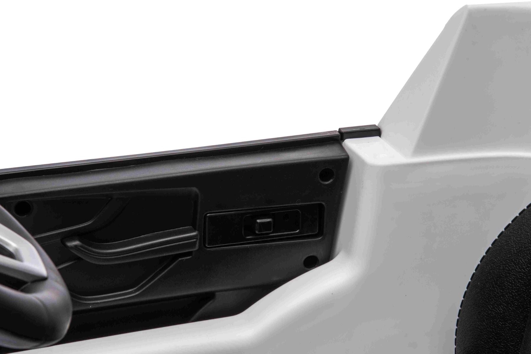 Voiture électrique à conducteur porté Audi Q7 blanc, Monoplace, Suspension indépendante, Batterie 12V, Télécommande, Moteur 2 x 35W, Lumières LED, Lecteur MP3 avec entrée USB/AUX, Licence