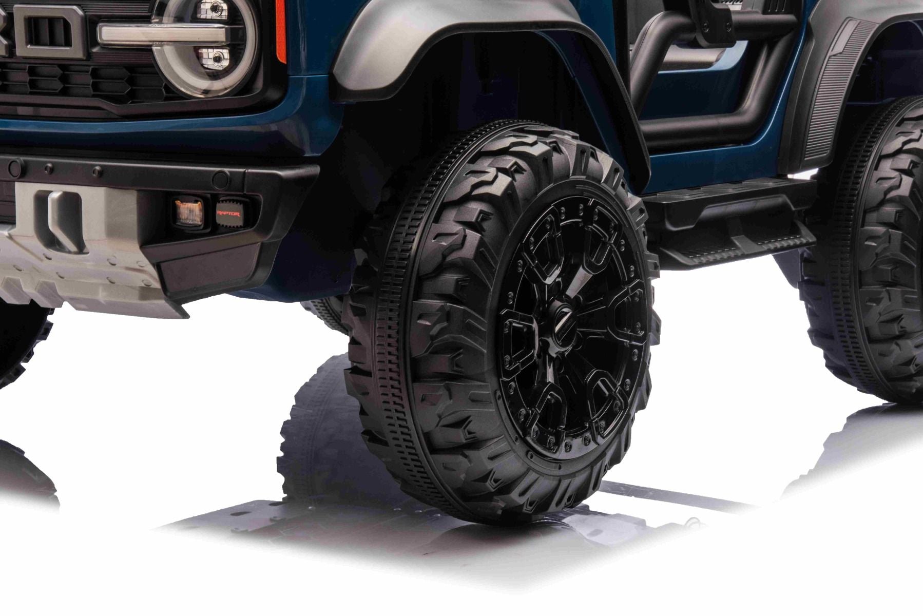 Voiture électrique pour enfants Ford Bronco XL avec propulsion arrière, sous licence (deux places), bleue, batterie au lithium, suspension haute, deux sièges, essieu arrière suspendu, télécommande 2,4 GHz, lecteur MP3 avec entrée USB, lumières LED