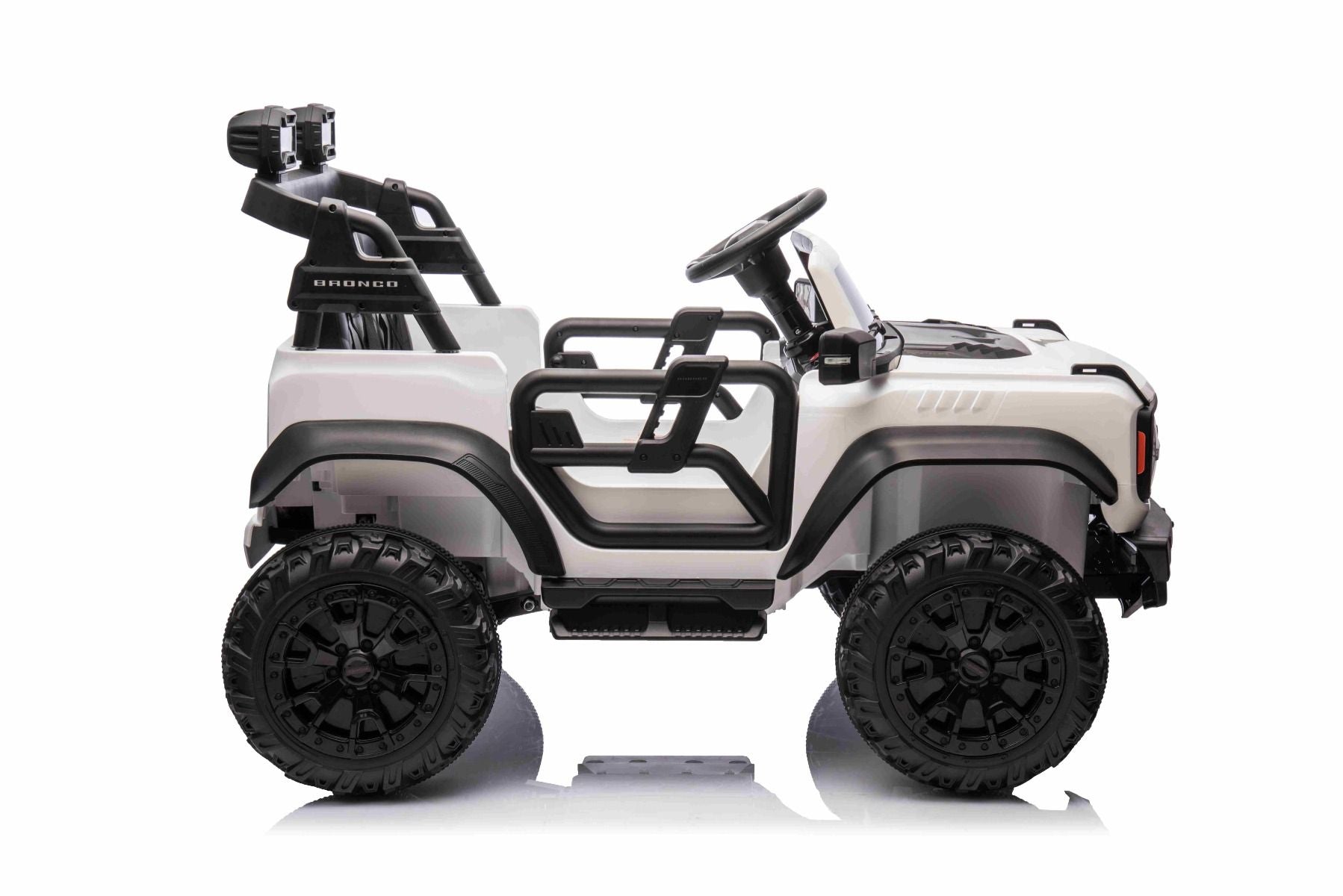 Voiture électrique pour enfants Ford Bronco XL avec propulsion arrière, sous licence (deux places), blanche, batterie au lithium, suspension haute, deux sièges, essieu arrière suspendu, télécommande 2,4 GHz, lecteur MP3 avec entrée USB, lumières LED