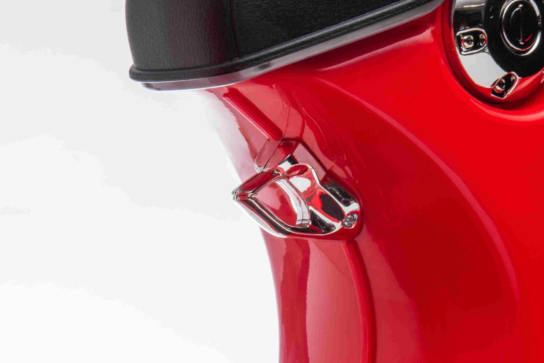 Scooter électrique porteur Vespa 946 avec marche arrière, rouge, Autorisé, roues auxiliaires, Batterie au lithium, 2x Moteurs 30W, Siège en cuir, Lecteur MP3 avec entrée USB