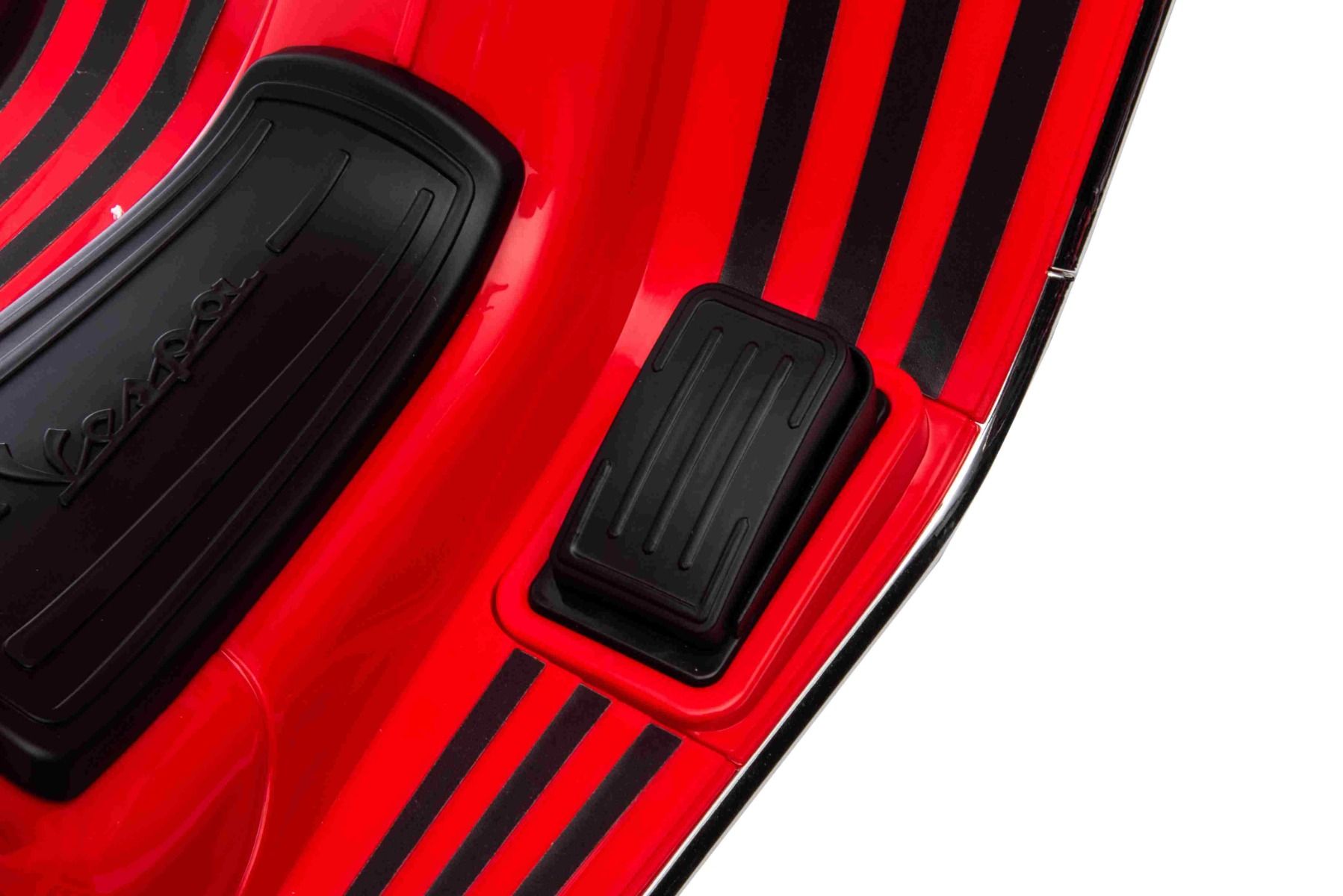 Scooter électrique porteur Vespa 946 avec marche arrière, rouge, Autorisé, roues auxiliaires, Batterie au lithium, 2x Moteurs 30W, Siège en cuir, Lecteur MP3 avec entrée USB