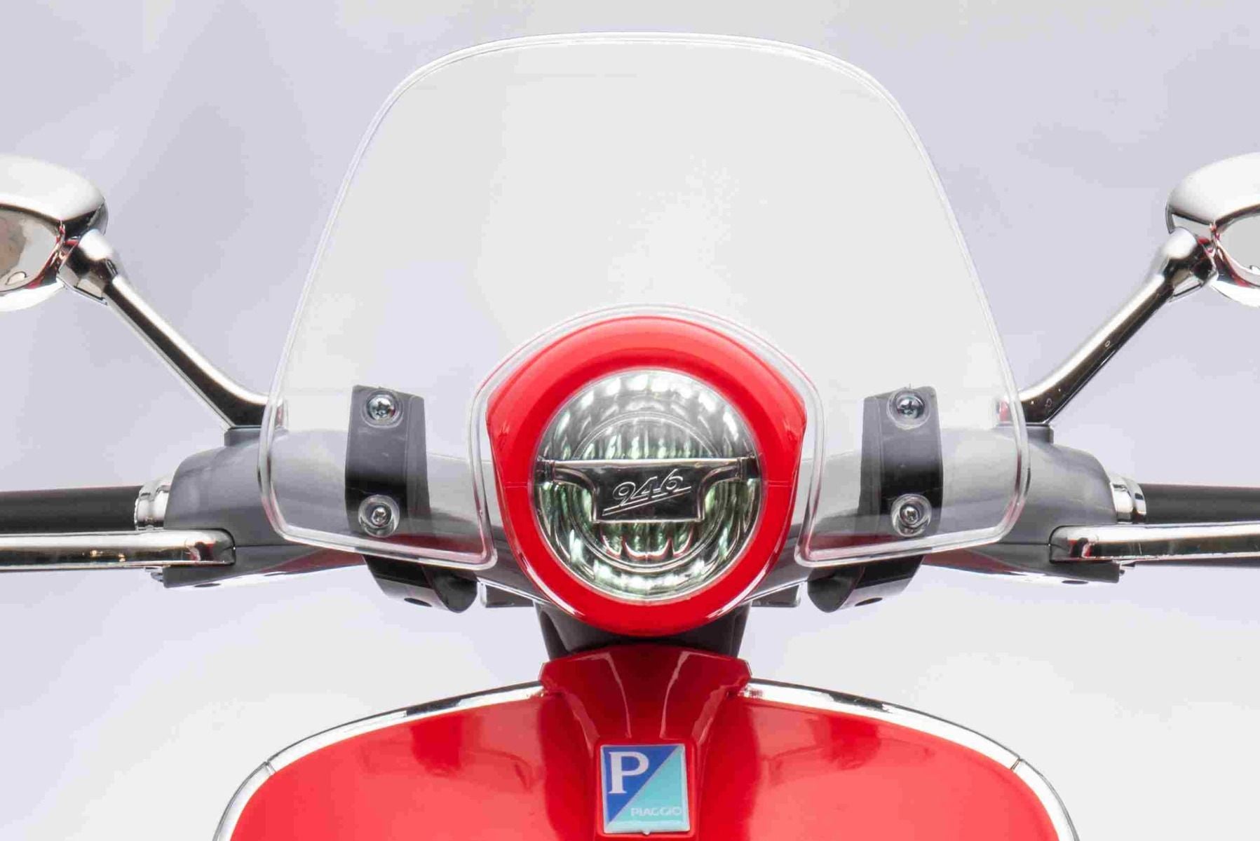 Scooter électrique porteur Vespa 946 avec marche arrière, rouge, Autorisé, roues auxiliaires, Batterie au lithium, 2x Moteurs 30W, Siège en cuir, Lecteur MP3 avec entrée USB
