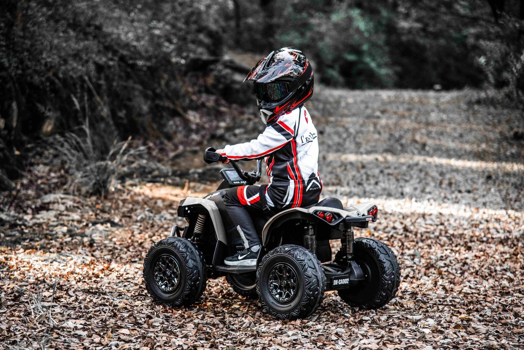Quad electric enfants 12V, Can-am Renegade, kaki, voiture electrique enfants 12V, lumières LED, batterie 12V, moteurs 2 x 35W, roues souples en EVA, lecteur MP3 avec entrée USB/AUX, sous licence