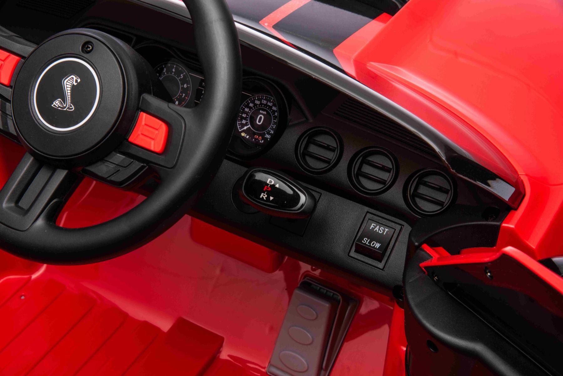 Voiture électrique à conducteur porté Ford Shelby Mustang GT 500 Cobra, Rouge, Télécommande 2,4 GHz, Entrée USB, Lumières LED, Moteur 2 x 30W, Licence ORIGINALE