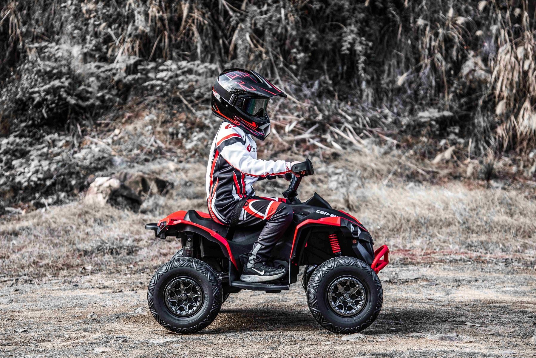 Quad electric enfants 12V, Can-am Renegade, rouge, voiture electrique enfants 12V, lumières LED, batterie 12V, moteurs 2 x 35W, roues souples en EVA, lecteur MP3 avec entrée USB/AUX, sous licence