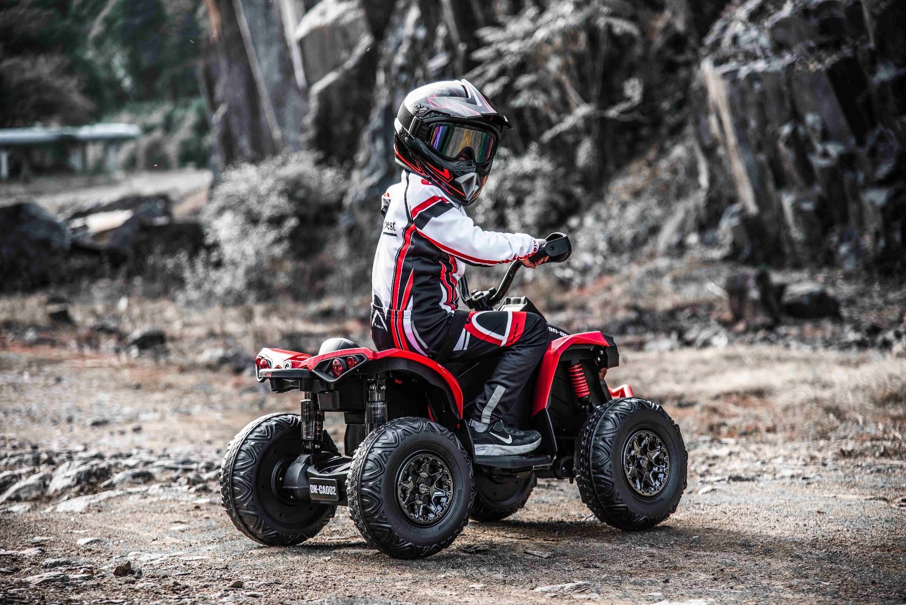 Quad electric enfants 12V, Can-am Renegade, rouge, voiture electrique enfants 12V, lumières LED, batterie 12V, moteurs 2 x 35W, roues souples en EVA, lecteur MP3 avec entrée USB/AUX, sous licence