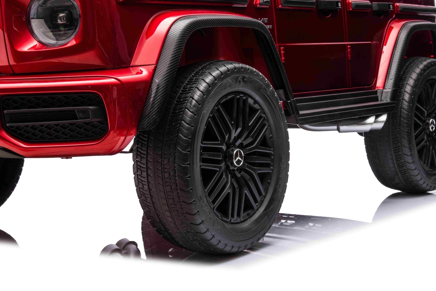 Voiture électrique à conducteur porté Mercedes-Benz G63 AMG 4x4² Biplace 24V, Peinte en rouge, Lecteur MP4 avec entrée USB/AUX, Lecteur 4x4, Batterie 24V/7Ah, 4 moteurs 200W, Roues EVA avec suspension, Sièges en similicuir, Télécommande , Licence