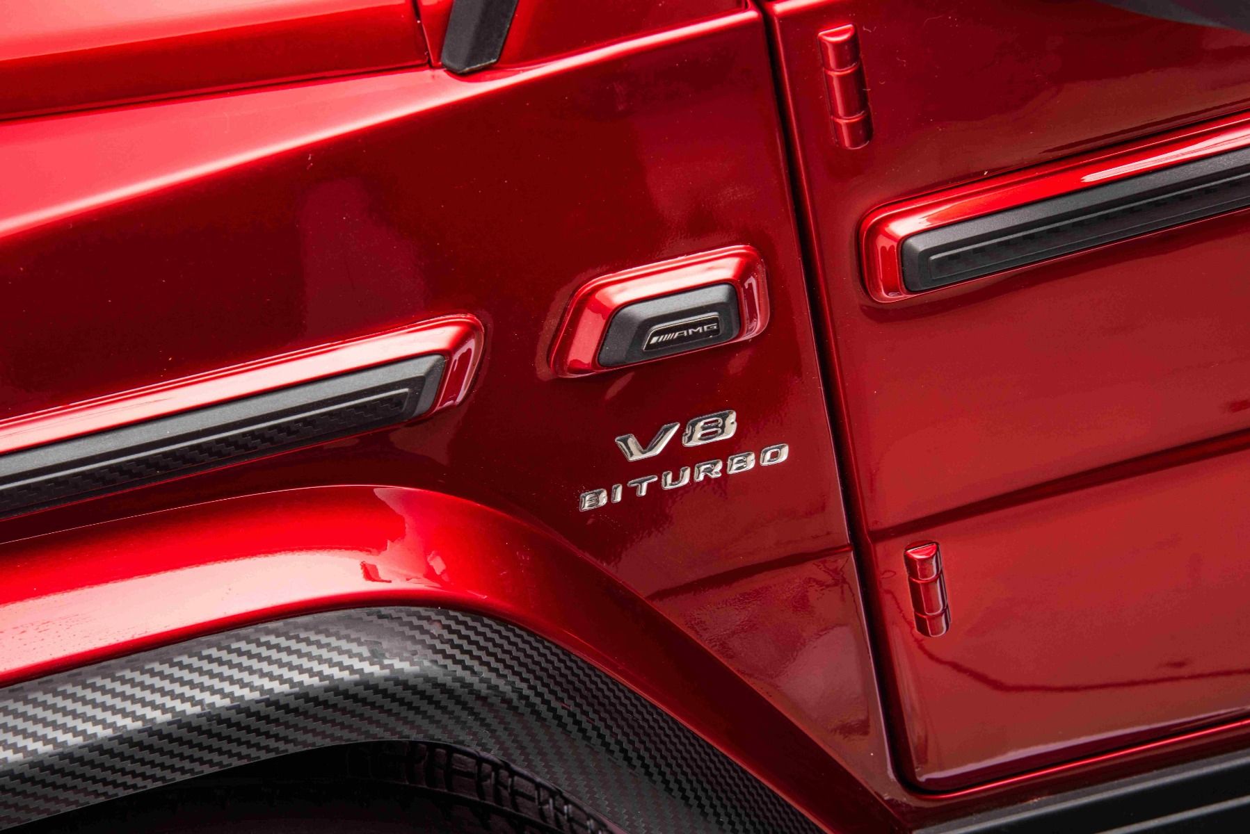 Voiture électrique à conducteur porté Mercedes-Benz G63 AMG 4x4² Biplace 24V, Peinte en rouge, Lecteur MP4 avec entrée USB/AUX, Lecteur 4x4, Batterie 24V/7Ah, 4 moteurs 200W, Roues EVA avec suspension, Sièges en similicuir, Télécommande , Licence