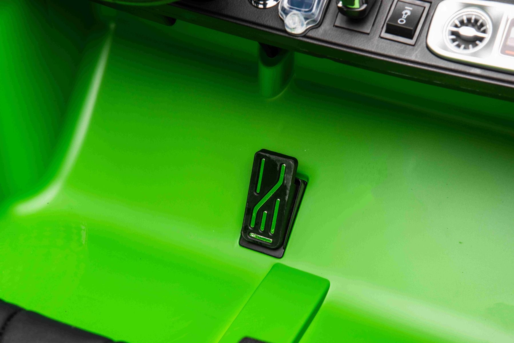 Voiture électrique à conducteur porté Mercedes-Benz G63 AMG 4x4² Biplace 24V, Peinte en verte, Lecteur MP4 avec entrée USB/AUX, Lecteur 4x4, Batterie 24V/7Ah, 4 moteurs 200W, Roues EVA avec suspension, Sièges en similicuir, Télécommande , Licence