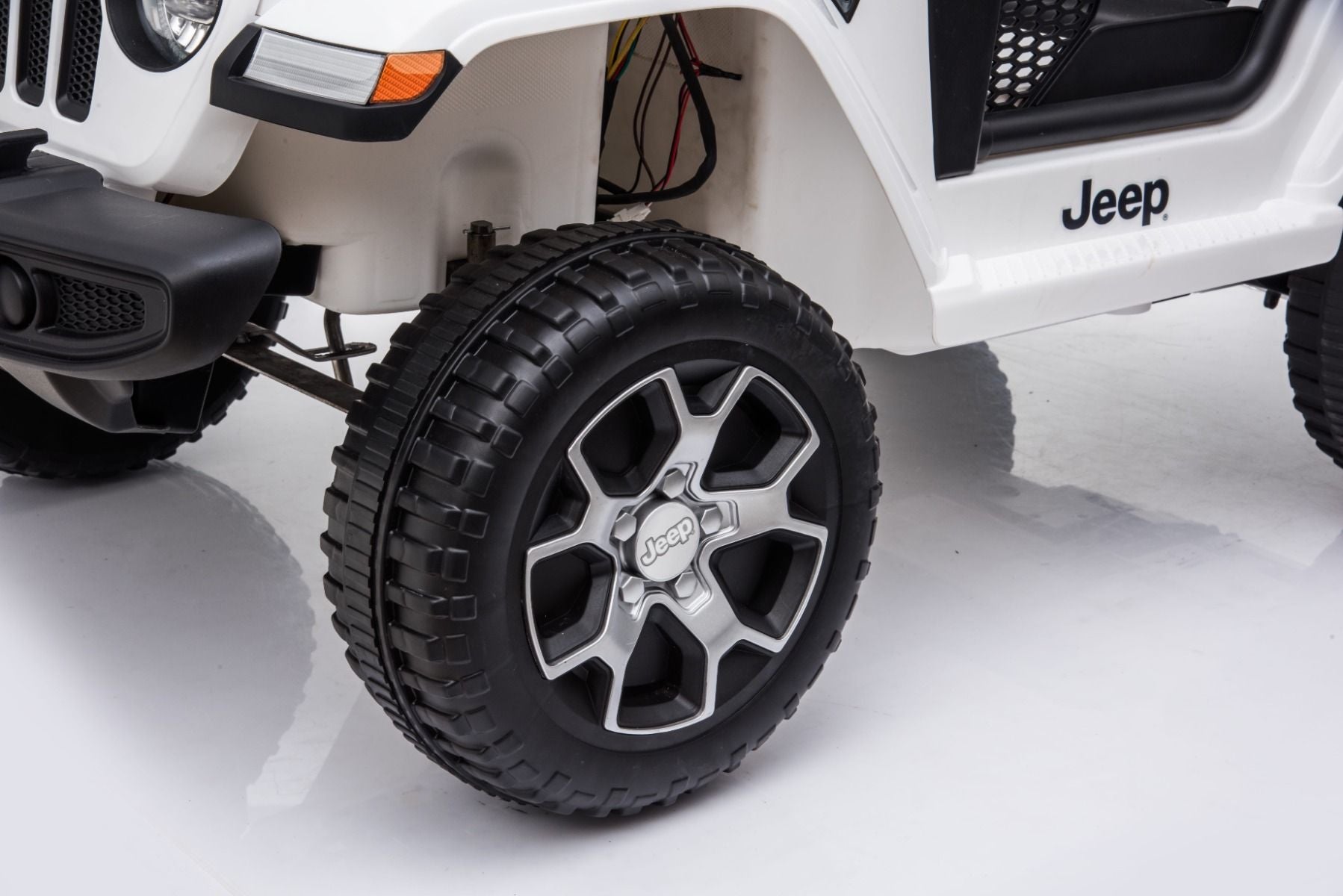 4x4 Voiture électrique pour enfants 12V JEEP Wrangler, Blanc, Siège double en similicuir, Radio avec entrée Bluetooth et USB, Transmission 4x4, Batterie au lithium, Roues EVA, Essieux de suspension, Télécommande 2,4 GHz, Licence