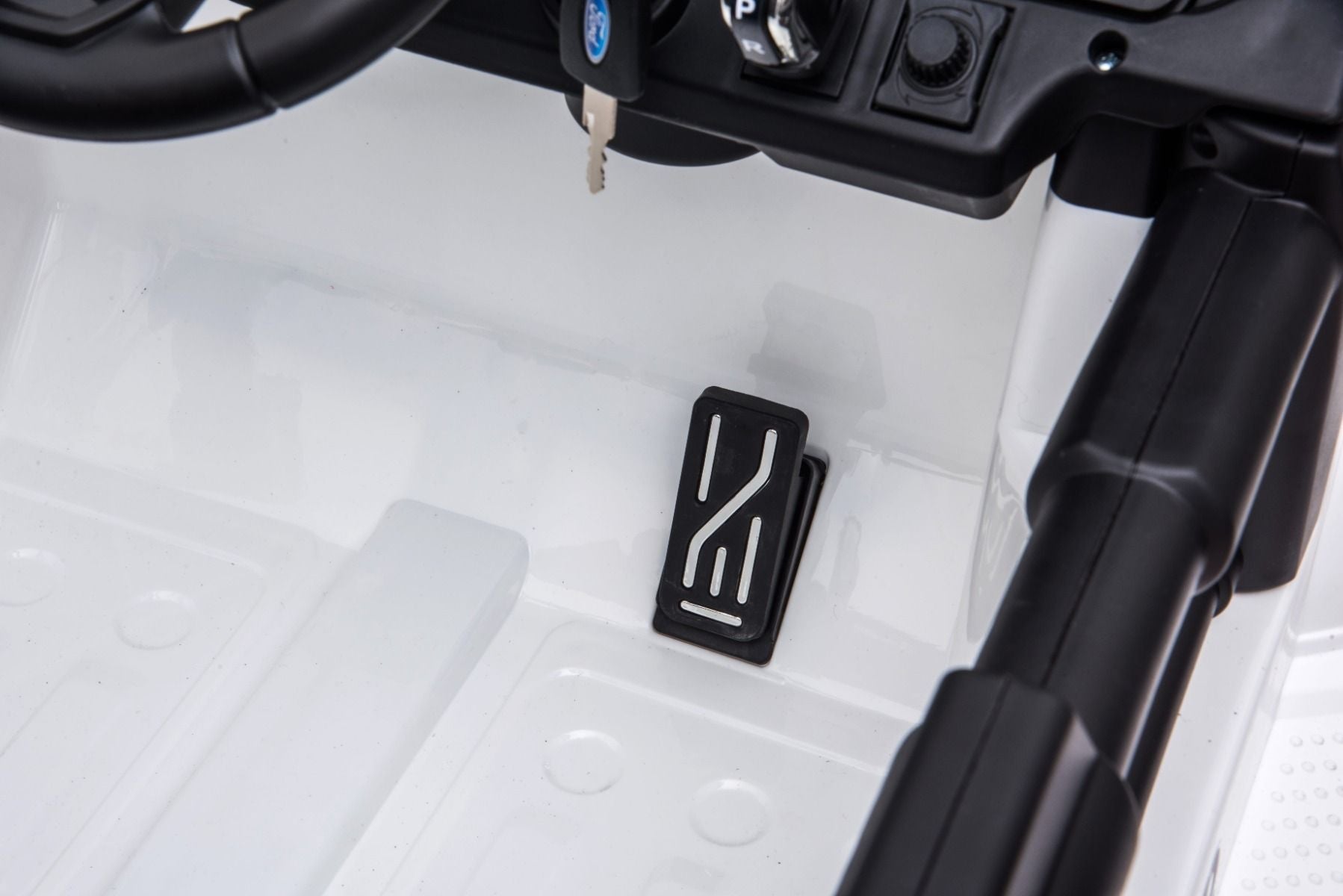 4x4 Voiture électrique pour enfants 12V JEEP Wrangler, Blanc, Siège double en similicuir, Radio avec entrée Bluetooth et USB, Transmission 4x4, Batterie au lithium, Roues EVA, Essieux de suspension, Télécommande 2,4 GHz, Licence