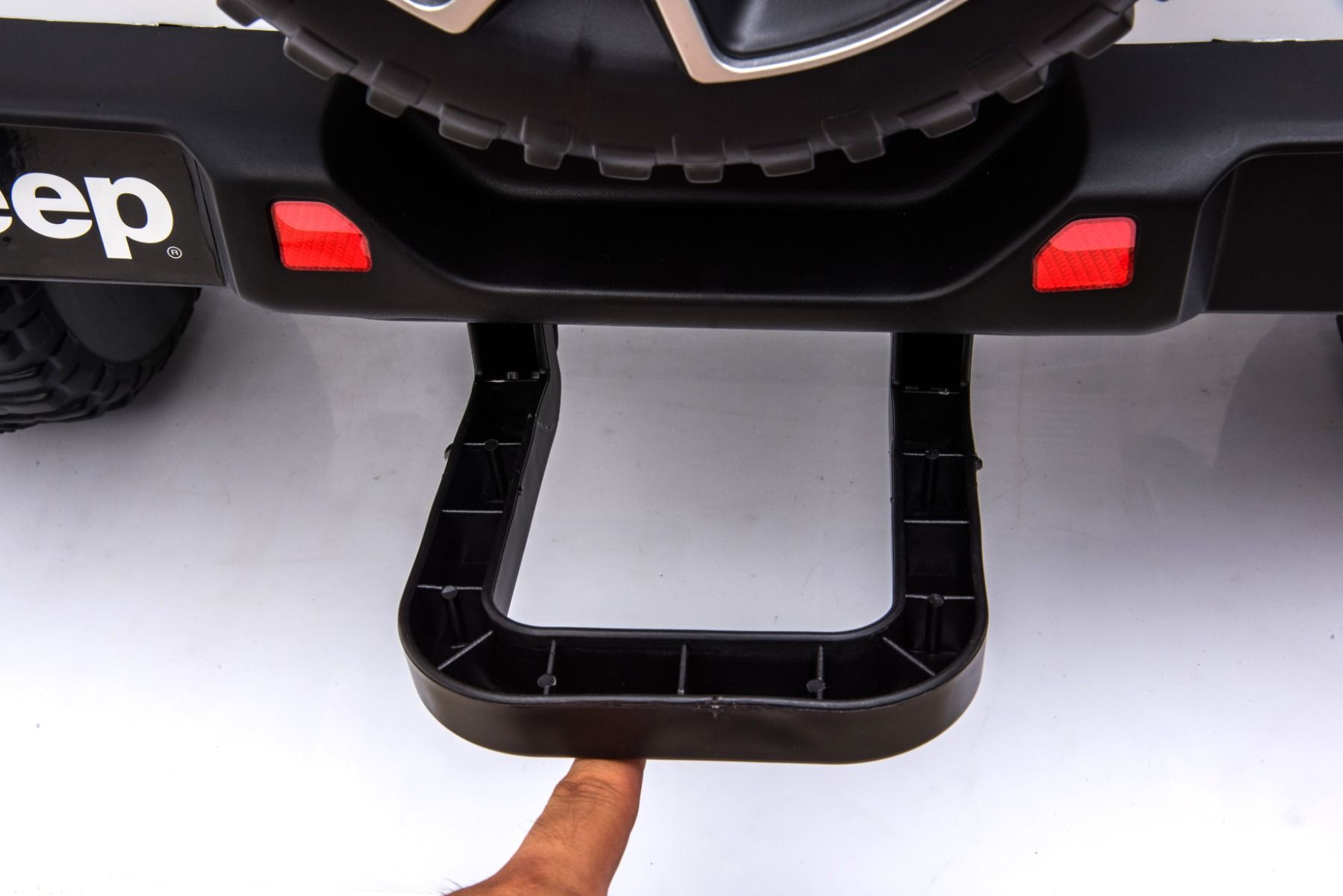 4x4 Voiture électrique pour enfants 12V JEEP Wrangler, Blanc, Siège double en similicuir, Radio avec entrée Bluetooth et USB, Transmission 4x4, Batterie au lithium, Roues EVA, Essieux de suspension, Télécommande 2,4 GHz, Licence