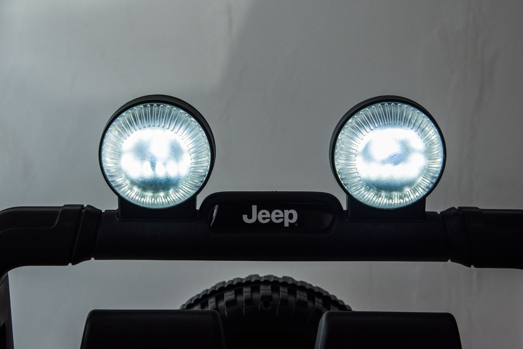 4x4 Voiture électrique pour enfants 12V JEEP Wrangler, Blanc, Siège double en similicuir, Radio avec entrée Bluetooth et USB, Transmission 4x4, Batterie au lithium, Roues EVA, Essieux de suspension, Télécommande 2,4 GHz, Licence