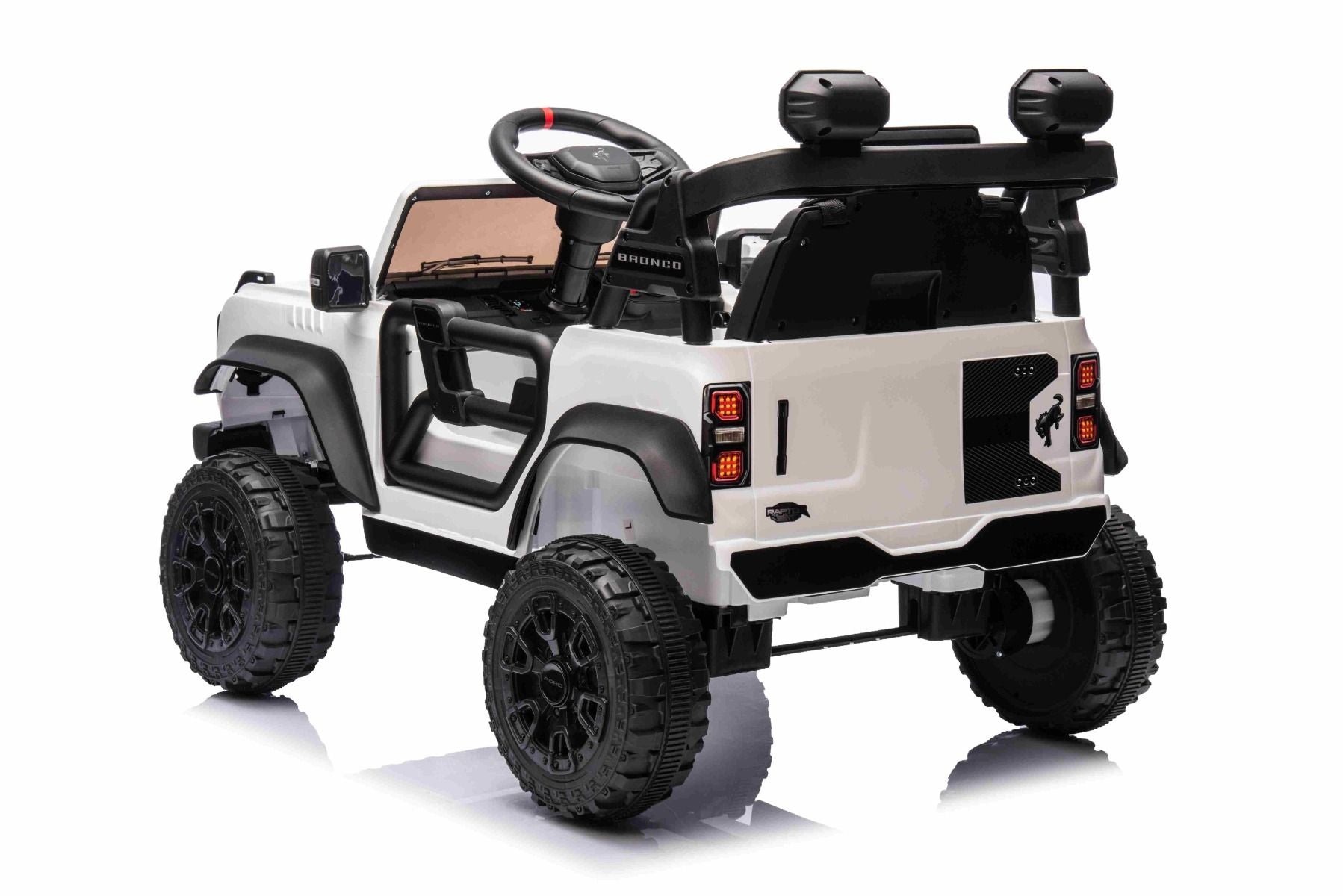 Voiture électrique Ford Bronco avec traction arrière, sous licence (siège unique), blanche, batterie lithium, haute garde au sol, siège large, suspension de l'essieu arrière, télécommande 2,4 GHz, lecteur MP3 avec entrée USB, feux LED.