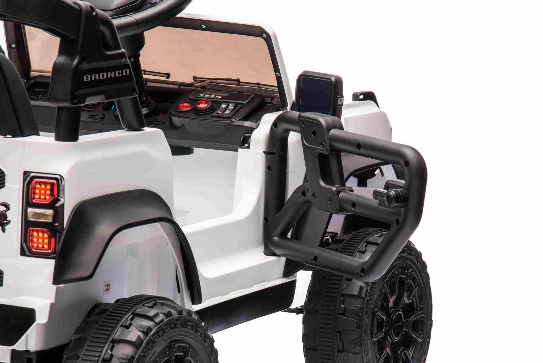 Voiture électrique Ford Bronco avec traction arrière, sous licence (siège unique), blanche, batterie lithium, haute garde au sol, siège large, suspension de l'essieu arrière, télécommande 2,4 GHz, lecteur MP3 avec entrée USB, feux LED.