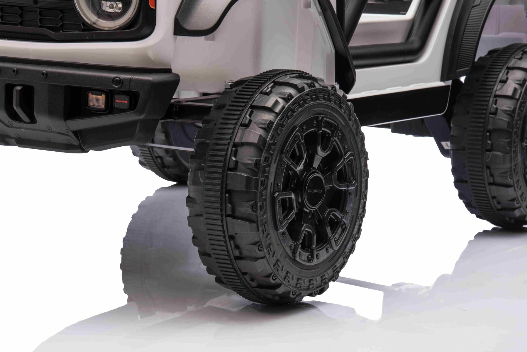 Voiture électrique Ford Bronco avec traction arrière, sous licence (siège unique), blanche, batterie lithium, haute garde au sol, siège large, suspension de l'essieu arrière, télécommande 2,4 GHz, lecteur MP3 avec entrée USB, feux LED.