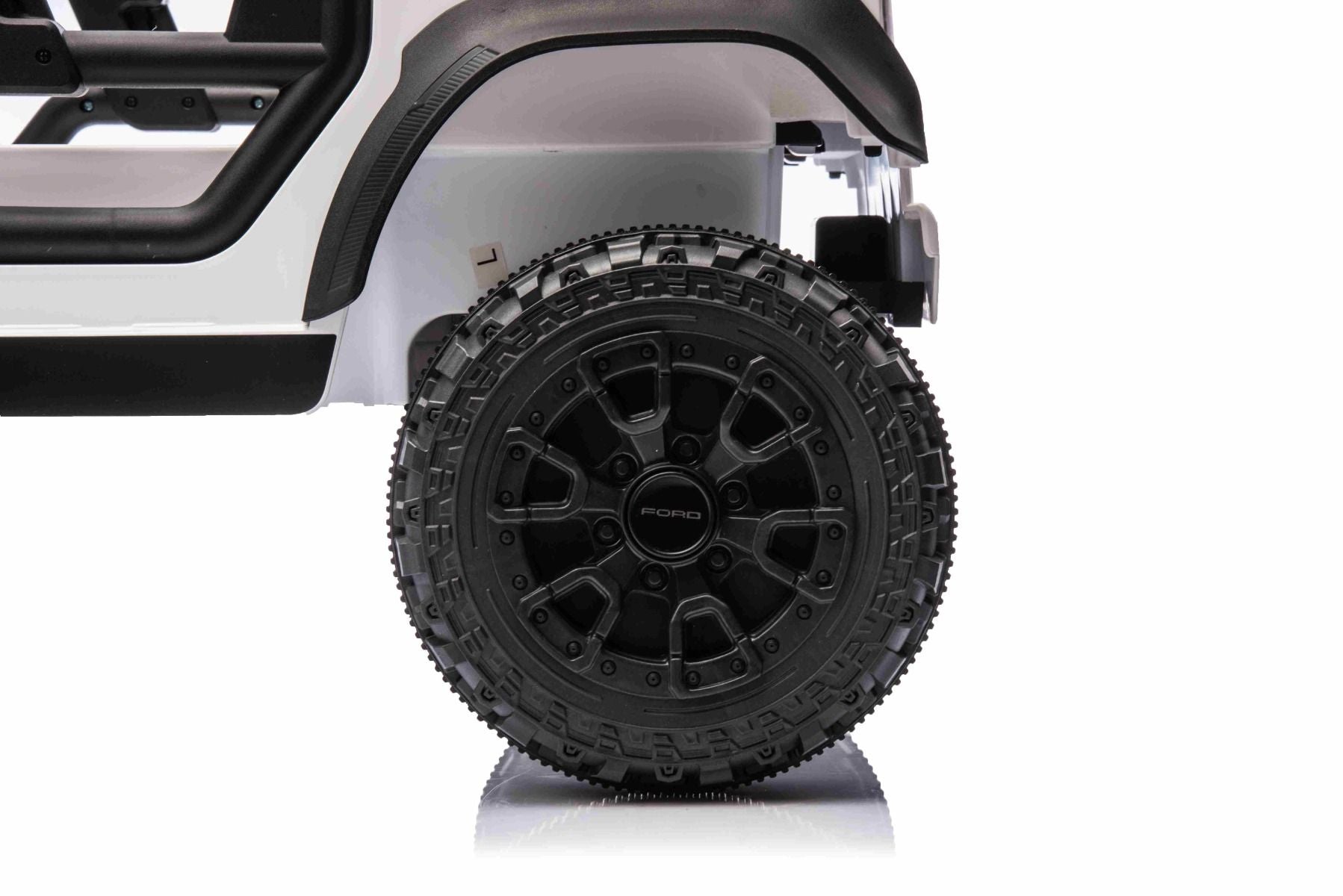 Voiture électrique Ford Bronco avec traction arrière, sous licence (siège unique), blanche, batterie lithium, haute garde au sol, siège large, suspension de l'essieu arrière, télécommande 2,4 GHz, lecteur MP3 avec entrée USB, feux LED.