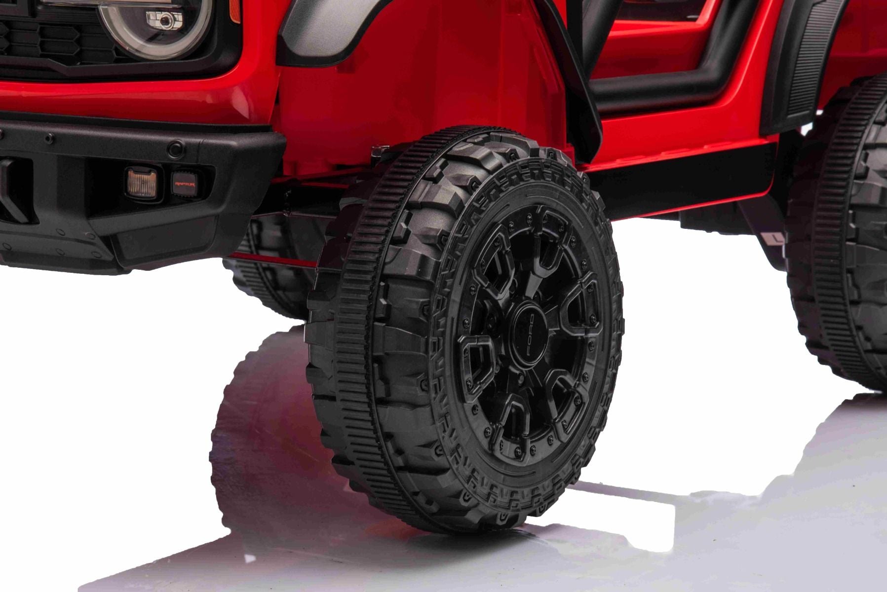 Voiture électrique Ford Bronco avec traction arrière, sous licence (siège unique), rouge, batterie lithium, haute garde au sol, siège large, suspension de l'essieu arrière, télécommande 2,4 GHz, lecteur MP3 avec entrée USB, feux LED.