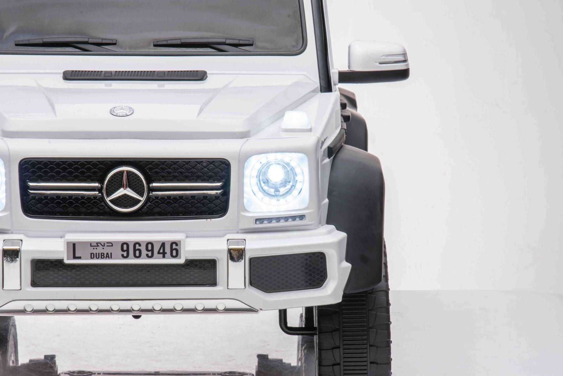 Voiture électrique à conducteur porté Mercedes-Benz G63 AMG 6X6, Monoplace,blanc, 6 Roues avec suspension indépendante, Entraînement 2 moteurs 45W, Batterie 12V10AH, Roues et siège en plastique, Télécommande, Licenced