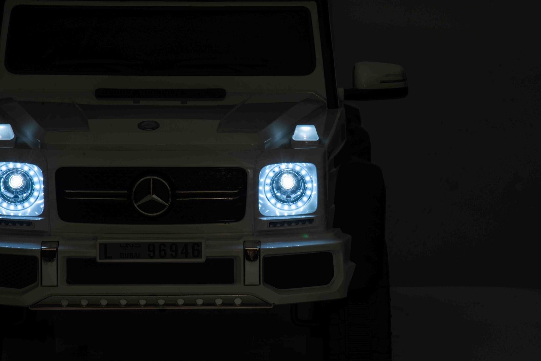 Voiture électrique à conducteur porté Mercedes-Benz G63 AMG 6X6, Monoplace,blanc, 6 Roues avec suspension indépendante, Entraînement 2 moteurs 45W, Batterie 12V10AH, Roues et siège en plastique, Télécommande, Licenced