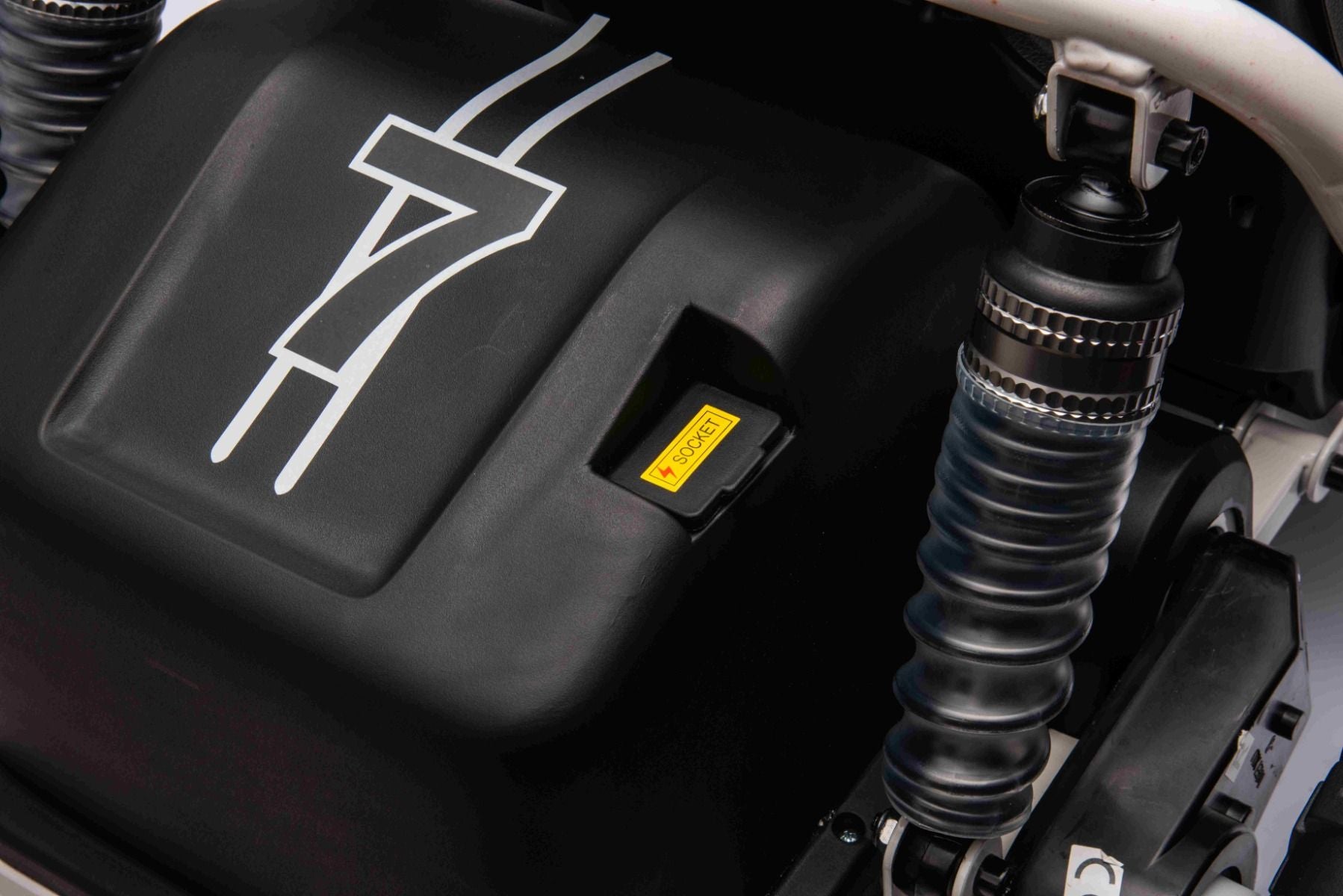 Chariot électrique SPORT-CART 24V, blanche, roues souples en EVA, siège en similicuir, roues de drift lisses, moteur 2 x 50W, batterie 24V, construction métallique massive