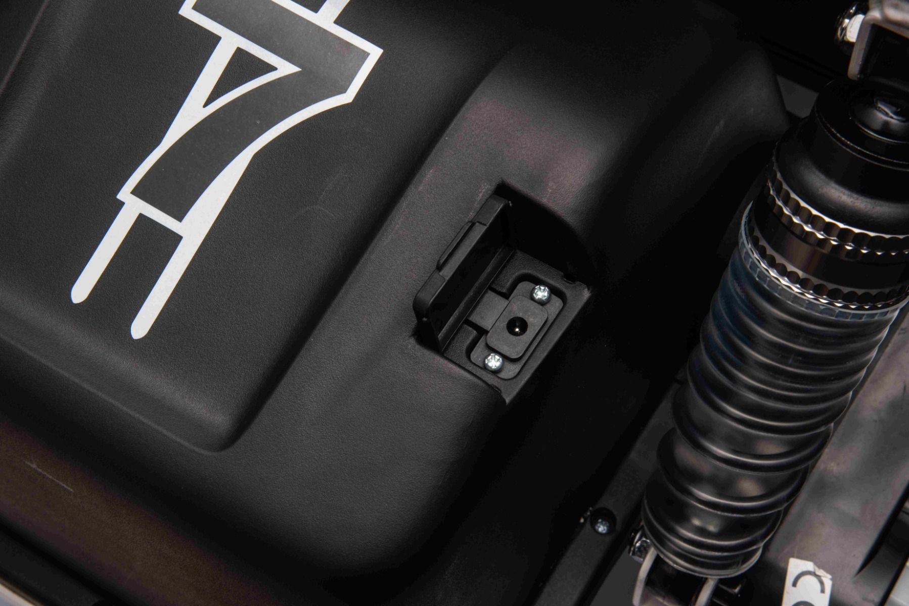 Chariot électrique SPORT-CART 24V, blanche, roues souples en EVA, siège en similicuir, roues de drift lisses, moteur 2 x 50W, batterie 24V, construction métallique massive