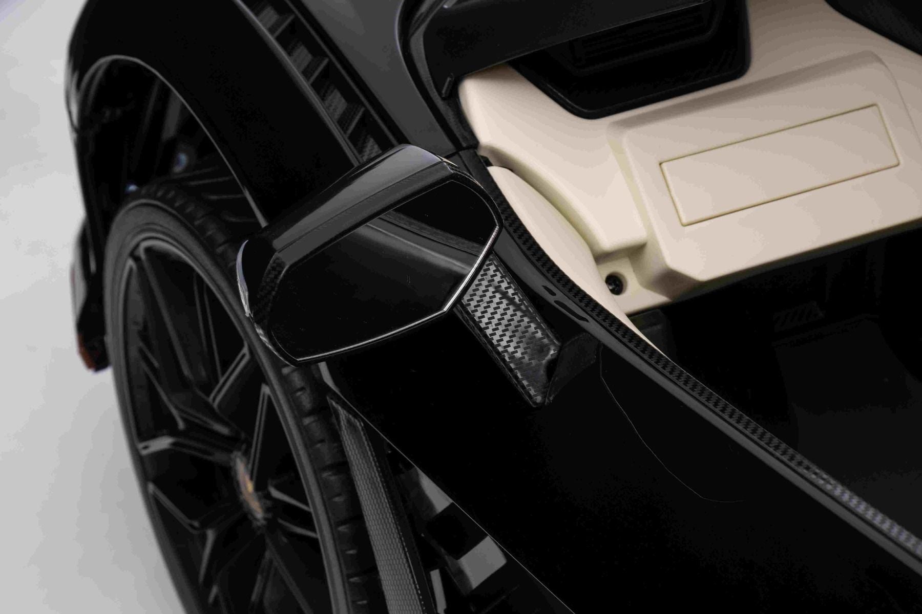 Voiture électrique à conducteur porté Lamborghini Sian 4X4, noire, 12V, télécommande 2,4 GHz, entrée USB / AUX, Bluetooth, suspension, portes à ouverture verticale, roues EVA souples, lumières LED, licence ORIGINALE