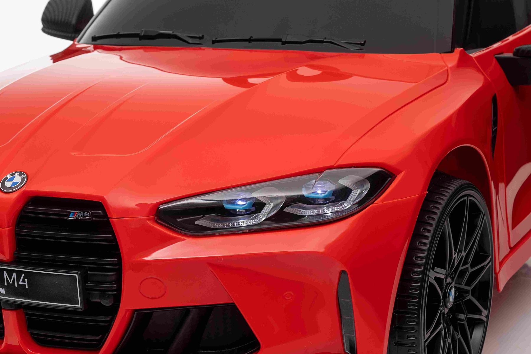 Voiture électrique à conducteur porté BMW M4, rouge, télécommande 2,4 GHz, entrée USB / Aux, suspension, batterie 12V, lumières LED, 2 X moteur, licence ORIGINALE