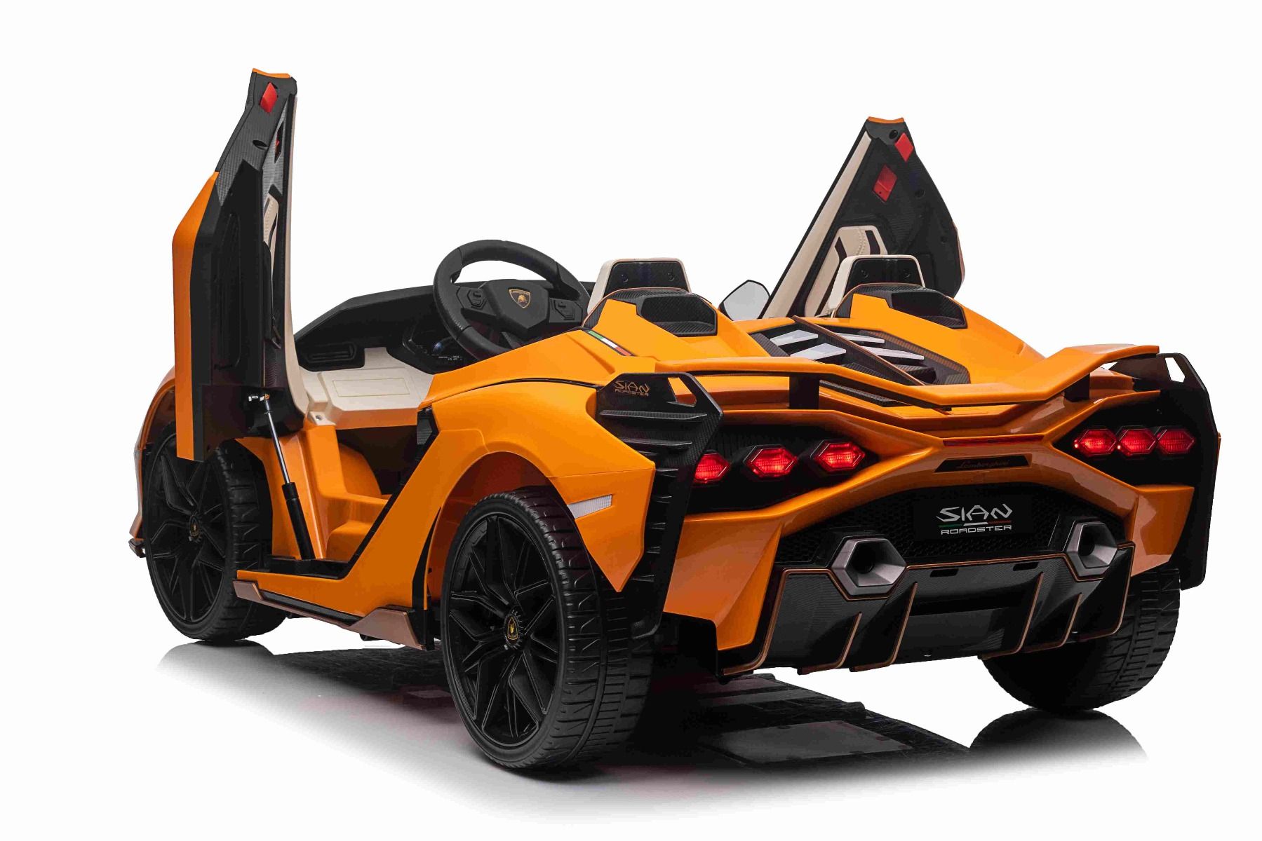 Voiture électrique porteur Lamborghini Sian 4X4, orange, 12V, télécommande 2,4 GHz, entrée USB / AUX, Bluetooth, suspension, portes à ouverture verticale, roues souples en EVA, lumières LED, licence ORIGINALE