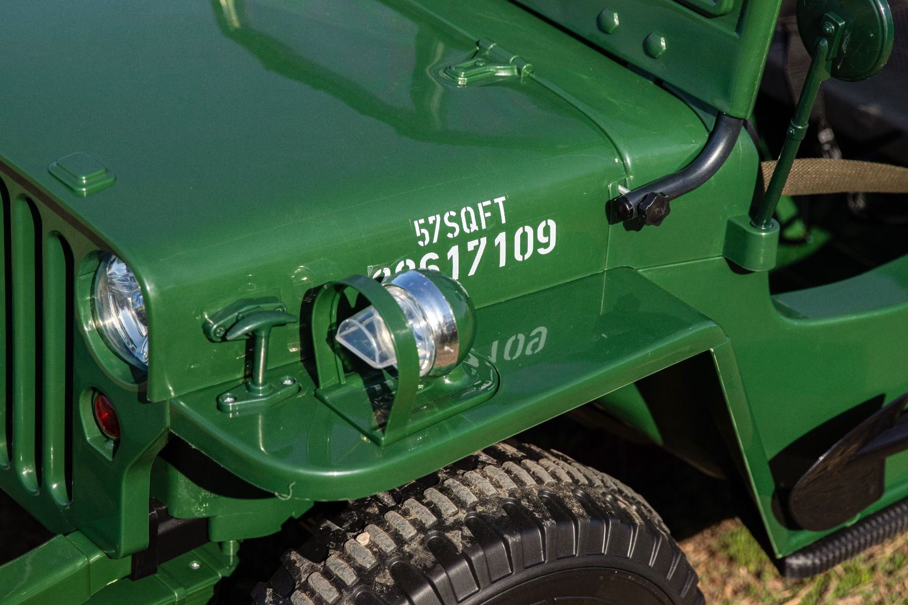 Voiture électrique enfant USA ARMY 4X4, Verte Trois places, Lecteur MP3 avec entrée USB / SD, Suspension intégrale, Éclairage LED, Pare-brise rabattable, Batterie 12V14AH, Roues EVA, Sièges en similicuir, Télécommande 2,4 GHz, 4 x 4 lecteur