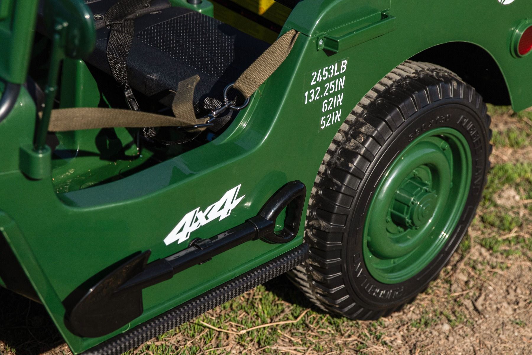 Voiture électrique enfant USA ARMY 4X4, Verte Trois places, Lecteur MP3 avec entrée USB / SD, Suspension intégrale, Éclairage LED, Pare-brise rabattable, Batterie 12V14AH, Roues EVA, Sièges en similicuir, Télécommande 2,4 GHz, 4 x 4 lecteur