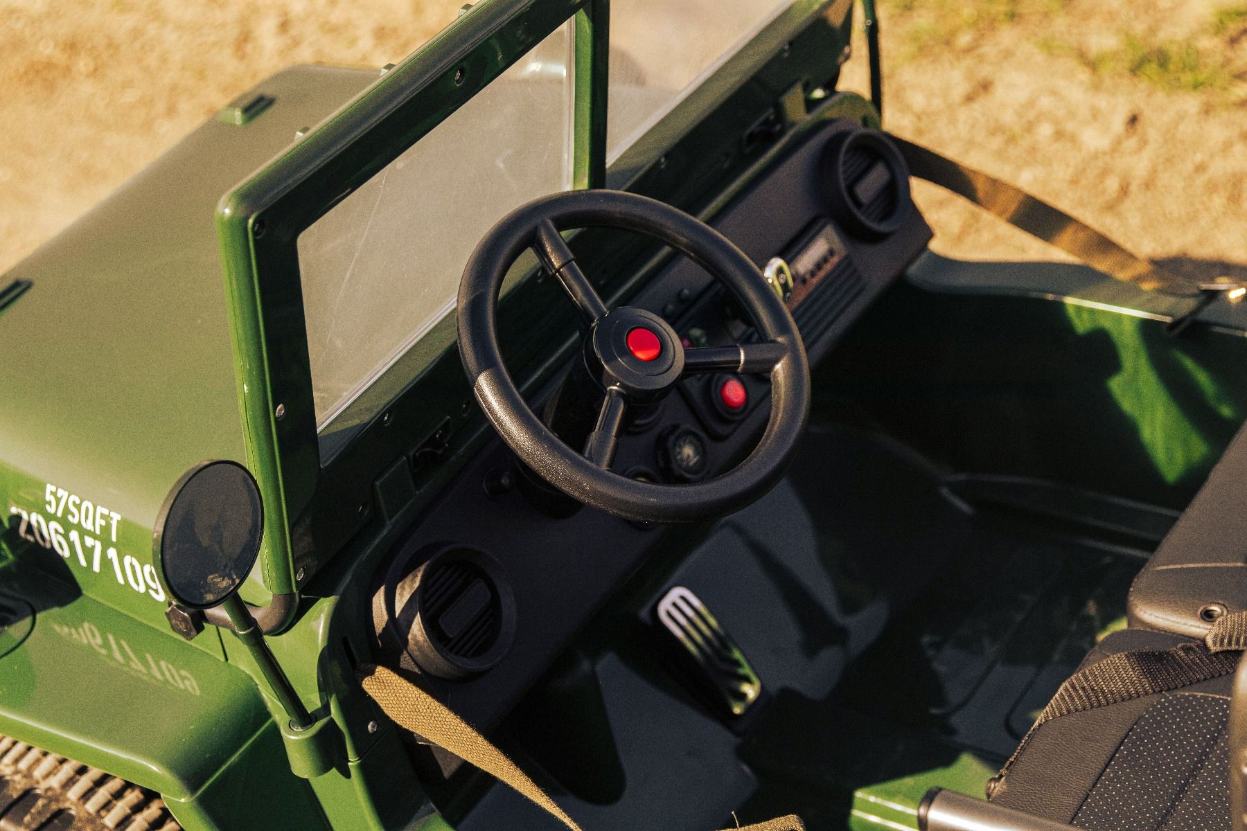 Voiture électrique enfant USA ARMY 4X4, Verte Trois places, Lecteur MP3 avec entrée USB / SD, Suspension intégrale, Éclairage LED, Pare-brise rabattable, Batterie 12V14AH, Roues EVA, Sièges en similicuir, Télécommande 2,4 GHz, 4 x 4 lecteur