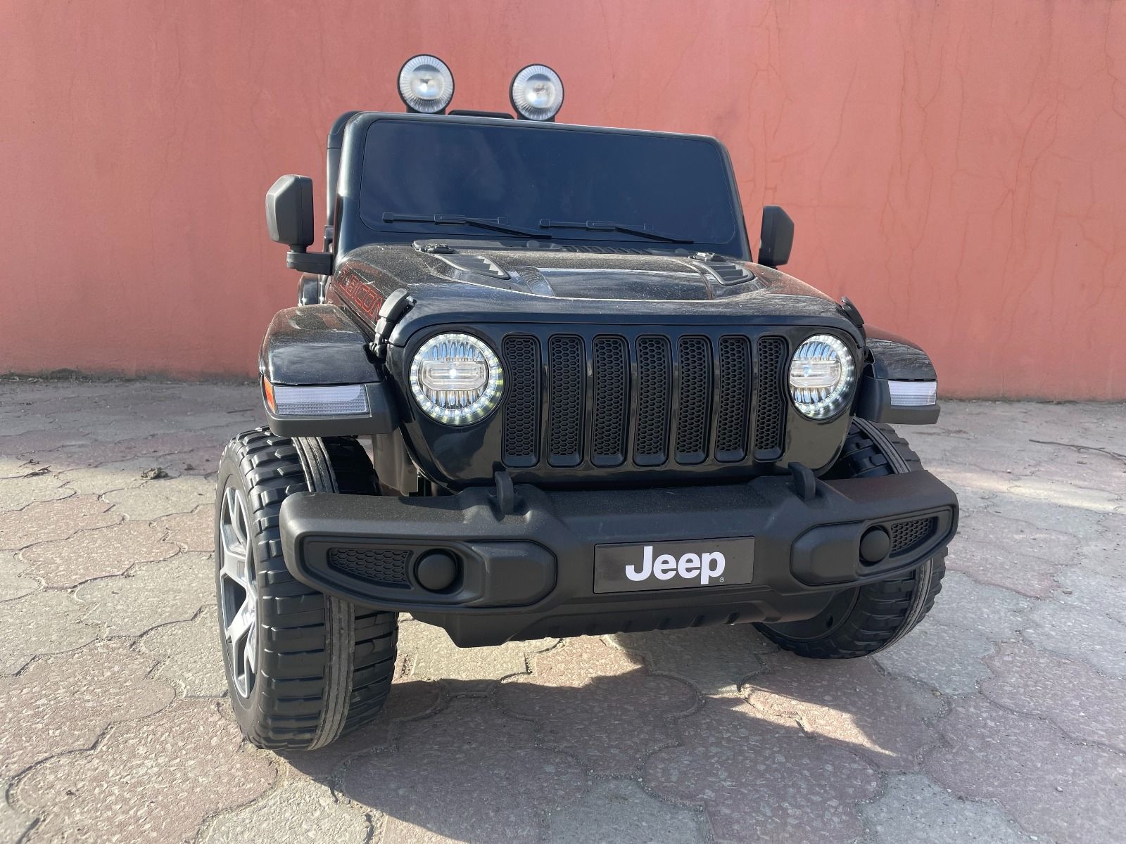 4x4 Voiture electrique enfant 12V JEEP Wrangler, noir, Siège double en similicuir, Radio avec entrée Bluetooth et USB, Transmission 4x4, Batterie 12V10Ah, Roues EVA, Suspension de l'essieu arrière, Télécommande 2,4 GHz, Licence