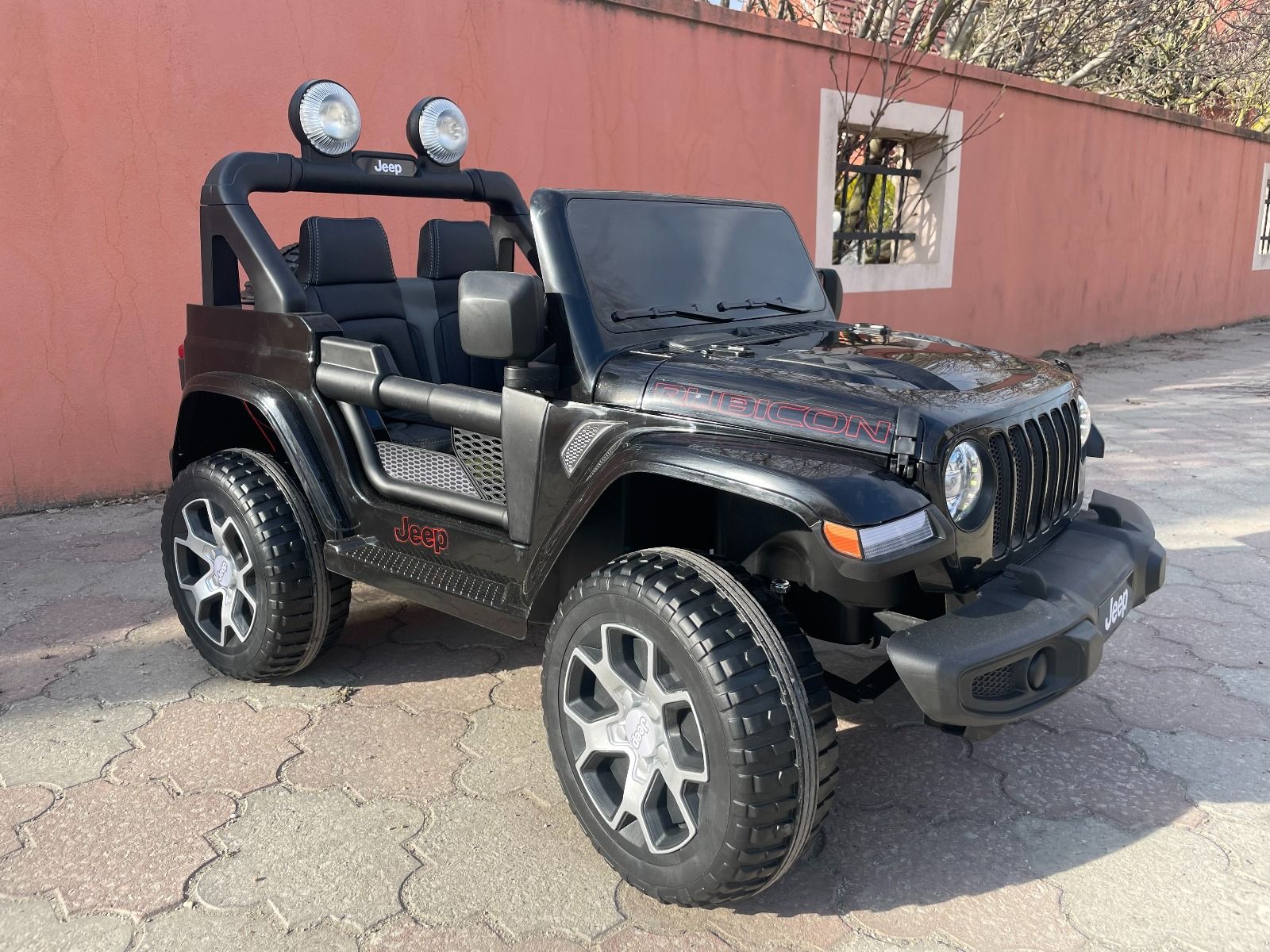 4x4 Voiture electrique enfant 12V JEEP Wrangler, noir, Siège double en similicuir, Radio avec entrée Bluetooth et USB, Transmission 4x4, Batterie 12V10Ah, Roues EVA, Suspension de l'essieu arrière, Télécommande 2,4 GHz, Licence
