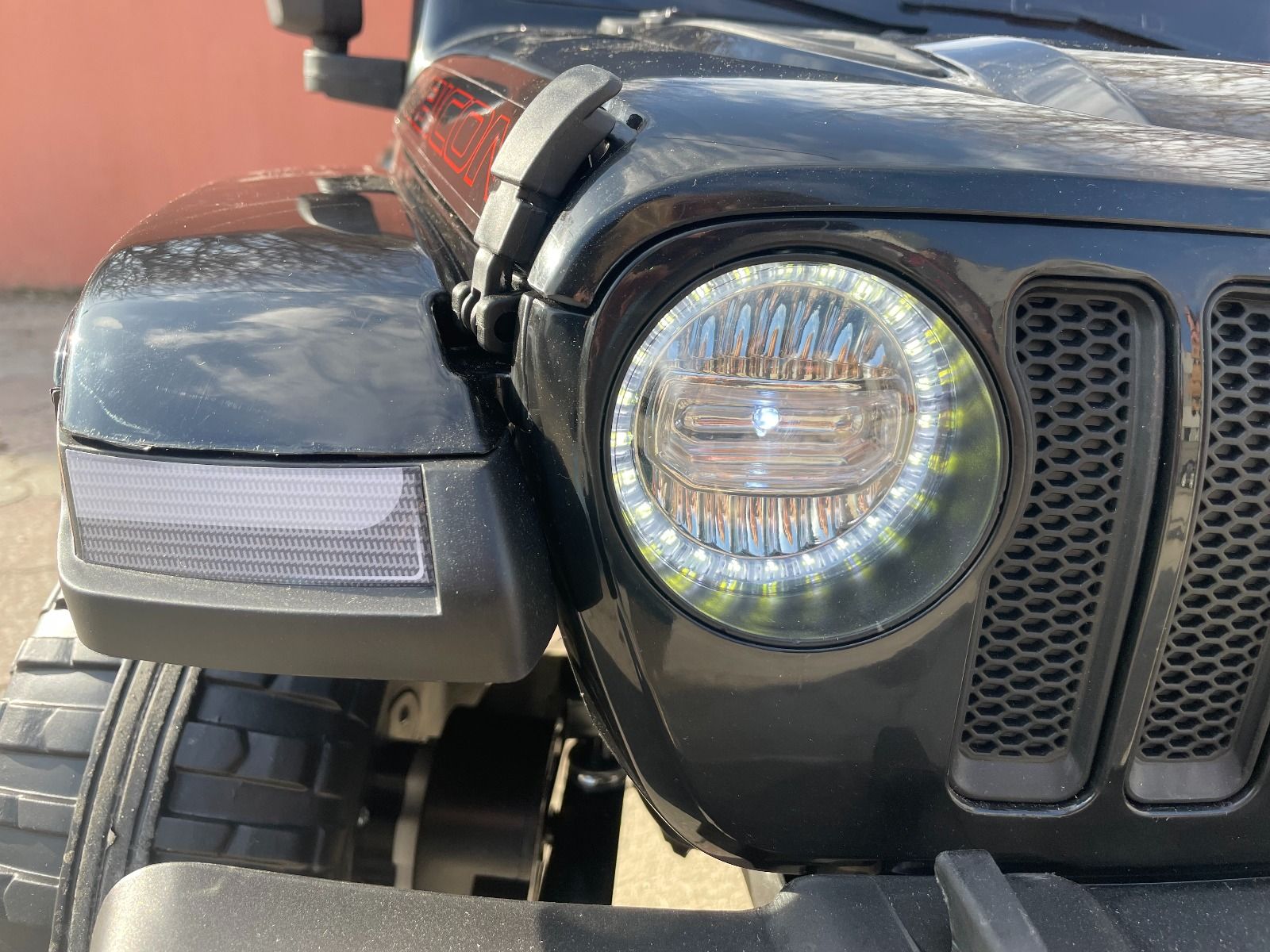 4x4 Voiture électrique pour enfants 12V JEEP Wrangler, Orange, Siège double en similicuir, Radio avec entrée Bluetooth et USB, Transmission 4x4, Batterie au lithium, Roues EVA, Essieux de suspension, Télécommande 2,4 GHz, Licence