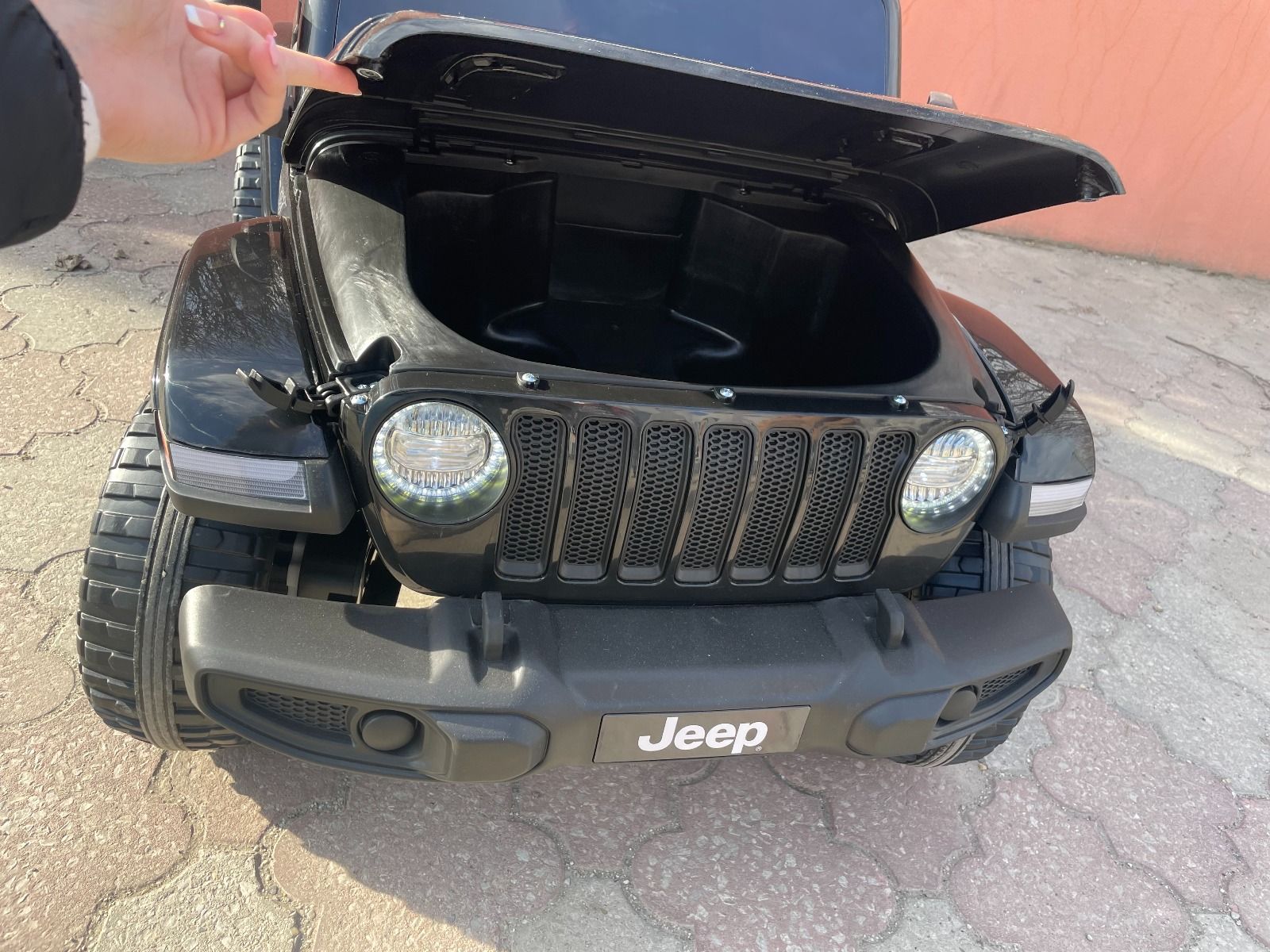 4x4 Voiture electrique enfant 12V JEEP Wrangler, noir, Siège double en similicuir, Radio avec entrée Bluetooth et USB, Transmission 4x4, Batterie 12V10Ah, Roues EVA, Suspension de l'essieu arrière, Télécommande 2,4 GHz, Licence