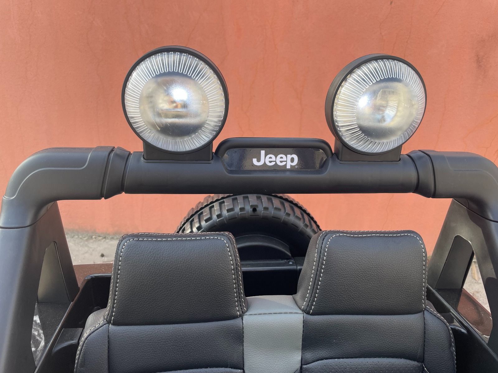 4x4 Voiture electrique enfant 12V JEEP Wrangler, noir, Siège double en similicuir, Radio avec entrée Bluetooth et USB, Transmission 4x4, Batterie 12V10Ah, Roues EVA, Suspension de l'essieu arrière, Télécommande 2,4 GHz, Licence