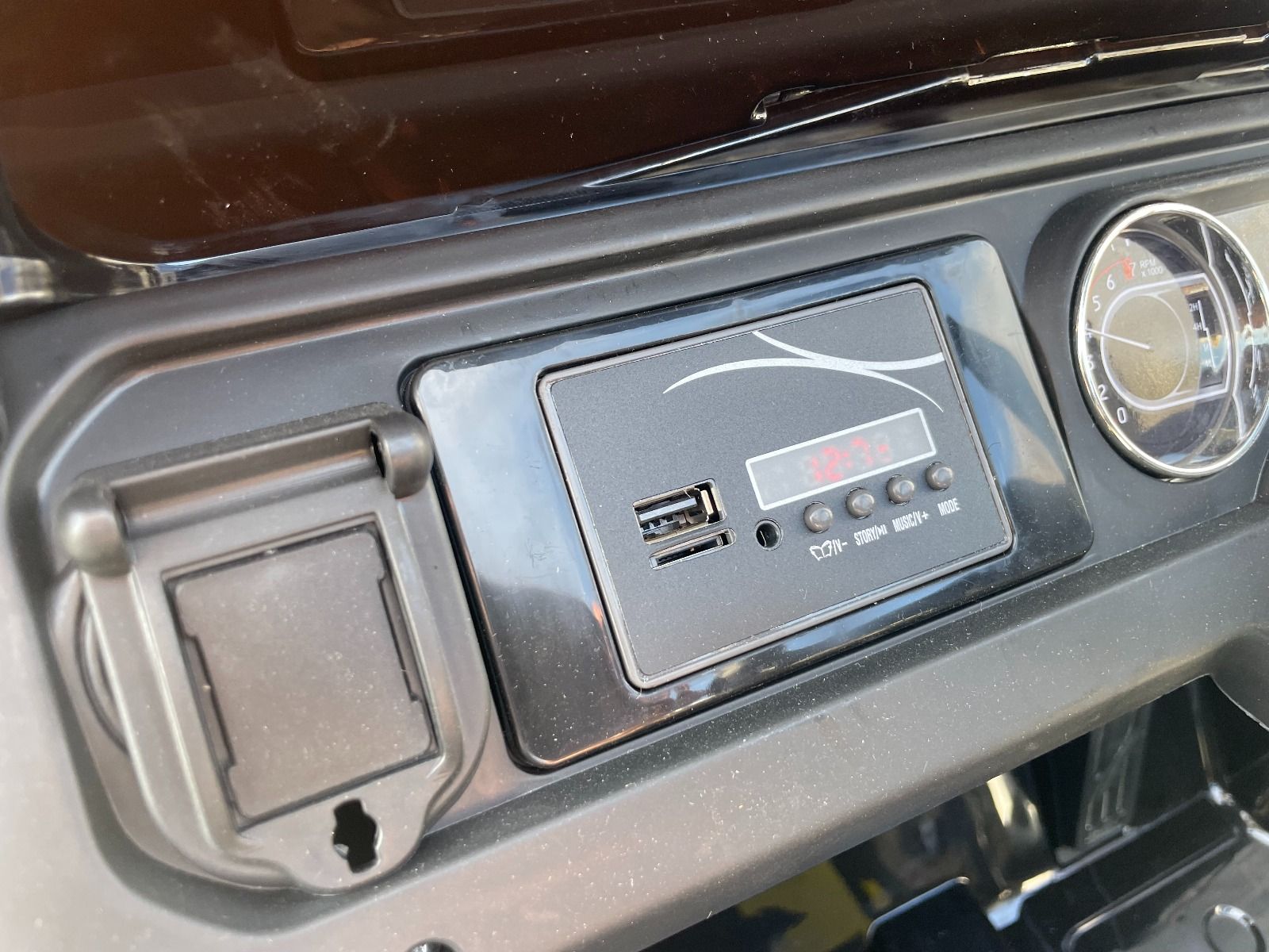 4x4 Voiture électrique pour enfants 12V JEEP Wrangler, Blanc, Siège double en similicuir, Radio avec entrée Bluetooth et USB, Transmission 4x4, Batterie au lithium, Roues EVA, Essieux de suspension, Télécommande 2,4 GHz, Licence