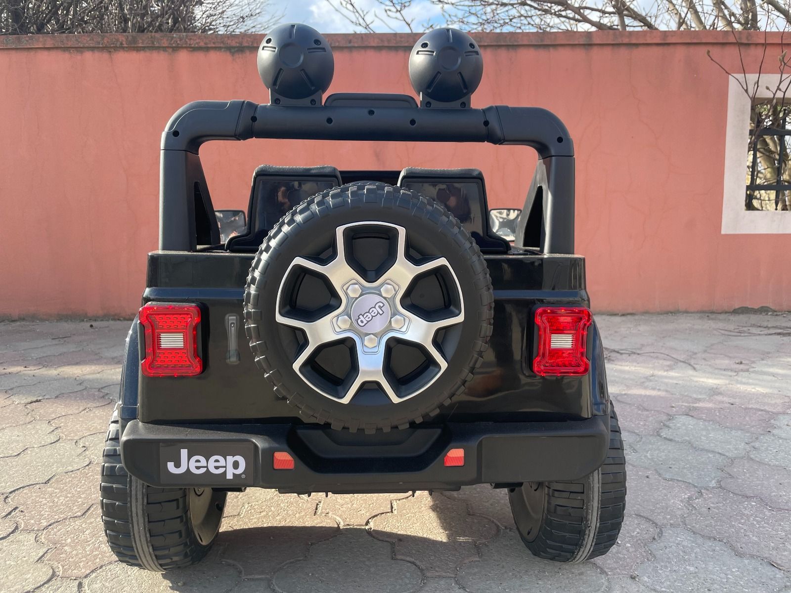 4x4 Voiture electrique enfant 12V JEEP Wrangler, noir, Siège double en similicuir, Radio avec entrée Bluetooth et USB, Transmission 4x4, Batterie 12V10Ah, Roues EVA, Suspension de l'essieu arrière, Télécommande 2,4 GHz, Licence