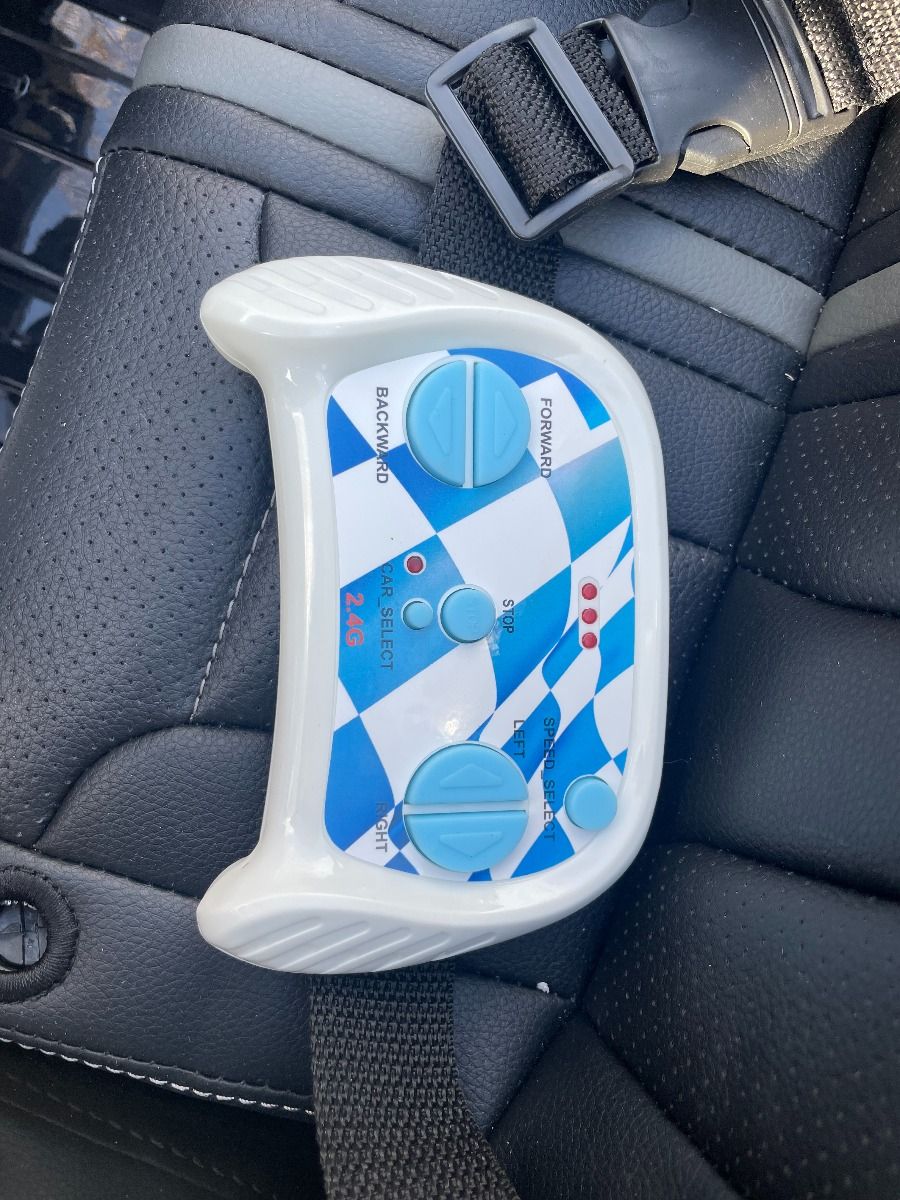 4x4 Voiture electrique enfant 12V JEEP Wrangler, noir, Siège double en similicuir, Radio avec entrée Bluetooth et USB, Transmission 4x4, Batterie 12V10Ah, Roues EVA, Suspension de l'essieu arrière, Télécommande 2,4 GHz, Licence