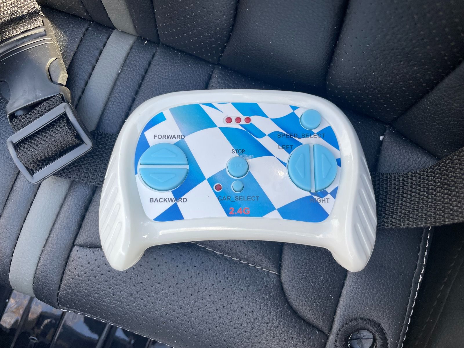 4x4 Voiture électrique pour enfants 12V JEEP Wrangler, Blanc, Siège double en similicuir, Radio avec entrée Bluetooth et USB, Transmission 4x4, Batterie au lithium, Roues EVA, Essieux de suspension, Télécommande 2,4 GHz, Licence