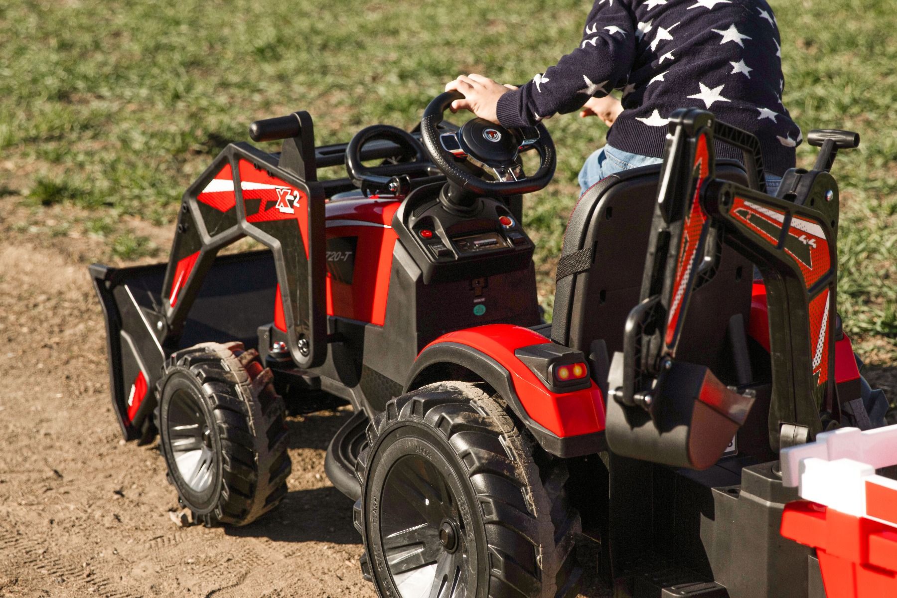 Tracteur électrique 12V TOP-WORKER avec louches et remorque, Monoplace, rouge, Télécommande 2.4Ghz, Moteur 2 x 45W