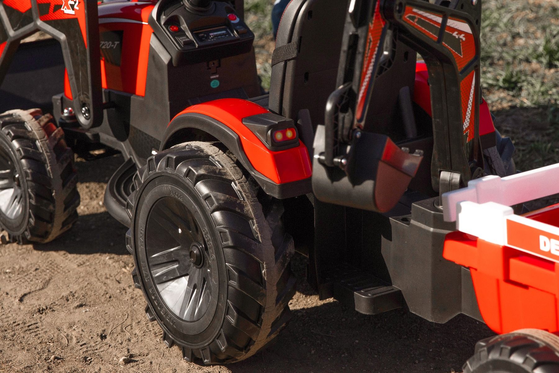 Tracteur électrique 12V TOP-WORKER avec louches et remorque, Monoplace, rouge, Télécommande 2.4Ghz, Moteur 2 x 45W