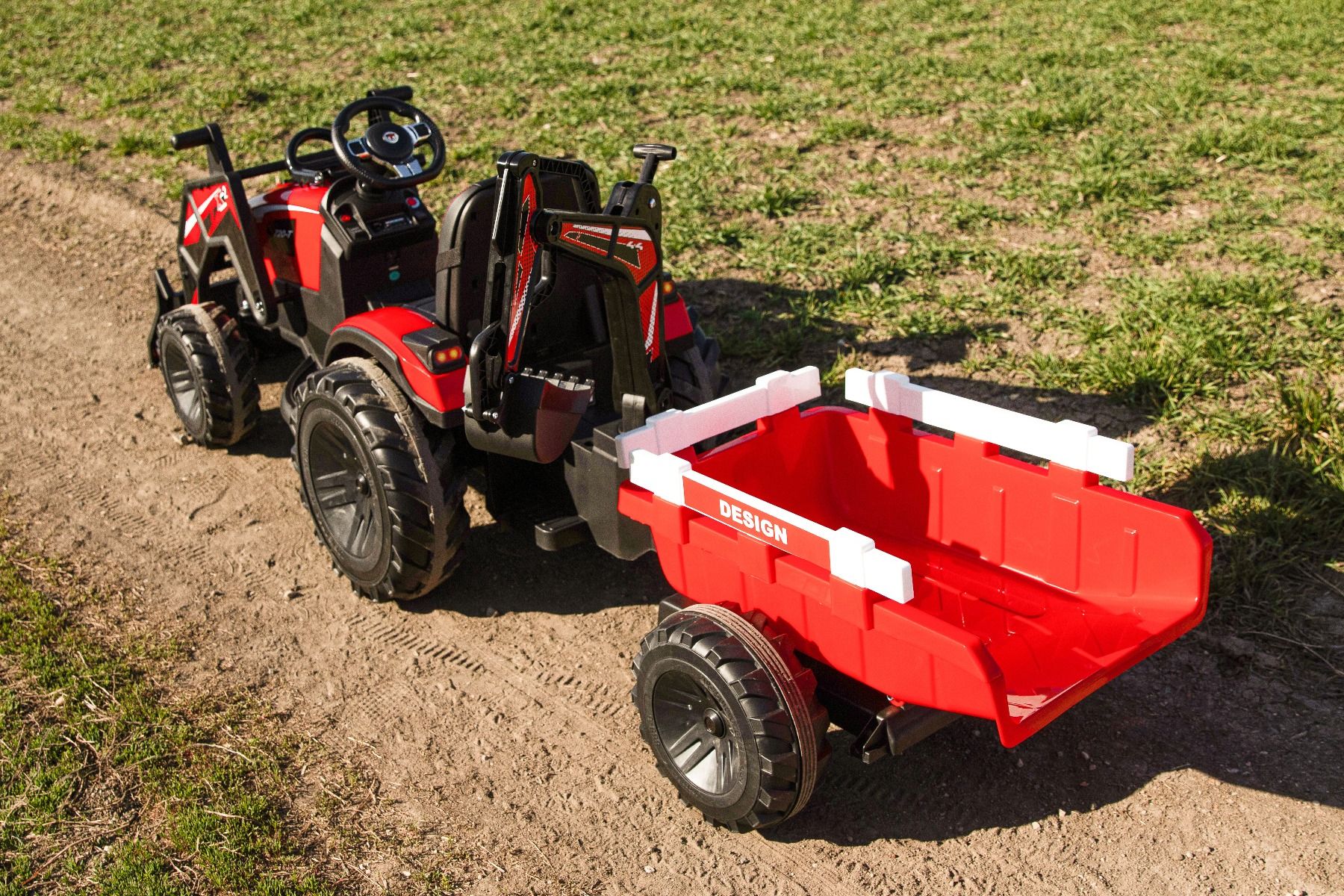 Tracteur électrique 12V TOP-WORKER avec louches et remorque, Monoplace, rouge, Télécommande 2.4Ghz, Moteur 2 x 45W